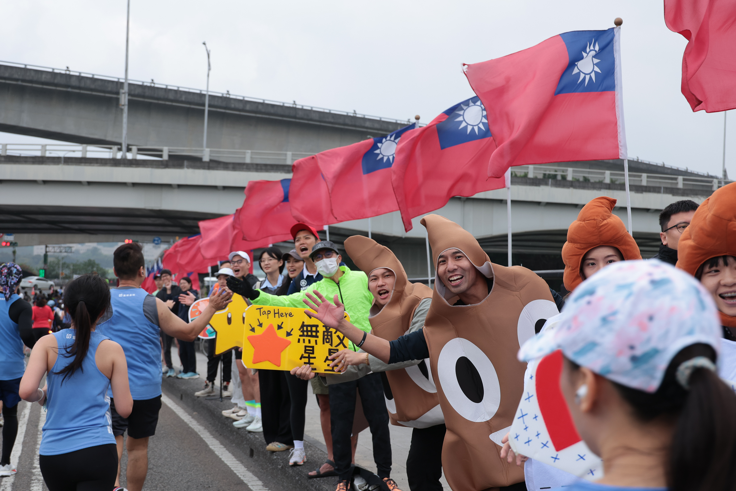 臺北馬拉松賽道可愛的加油團。大會提供