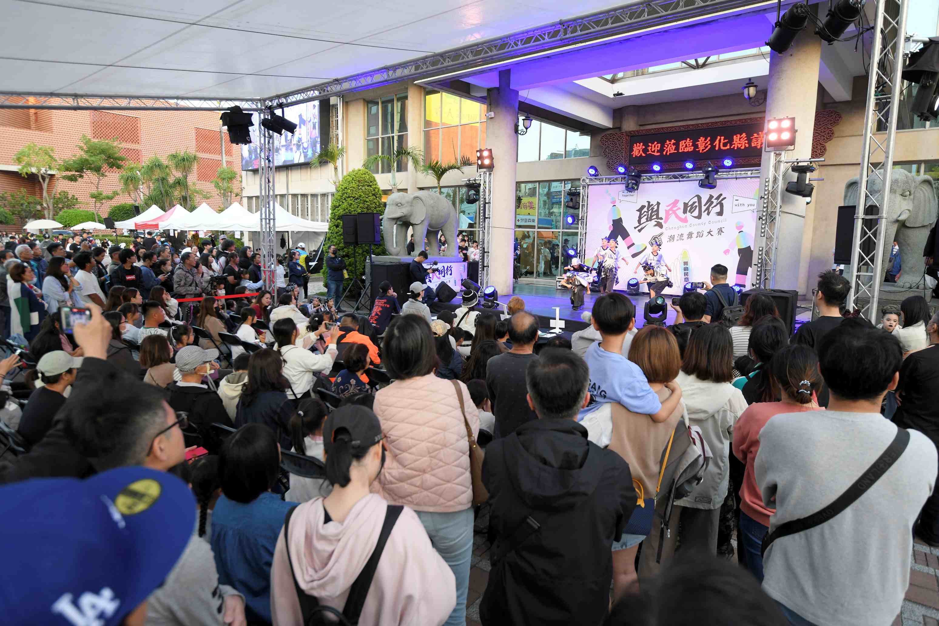 與民同行活動人潮擠爆彰化議會前廣場。官方提供