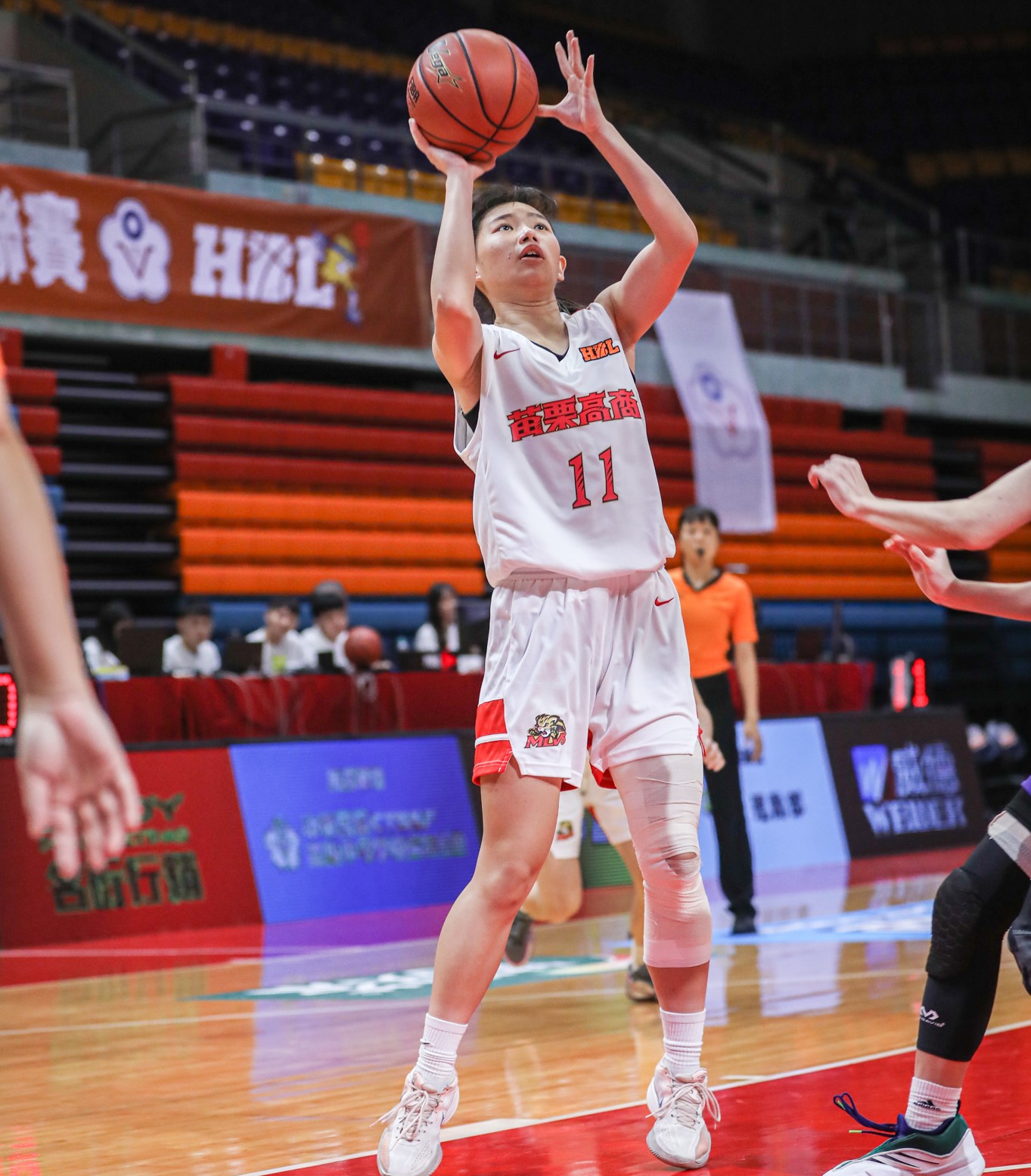 苗商中鋒孫鈺芩生涯新高的18分11籃板 。高中體總提供