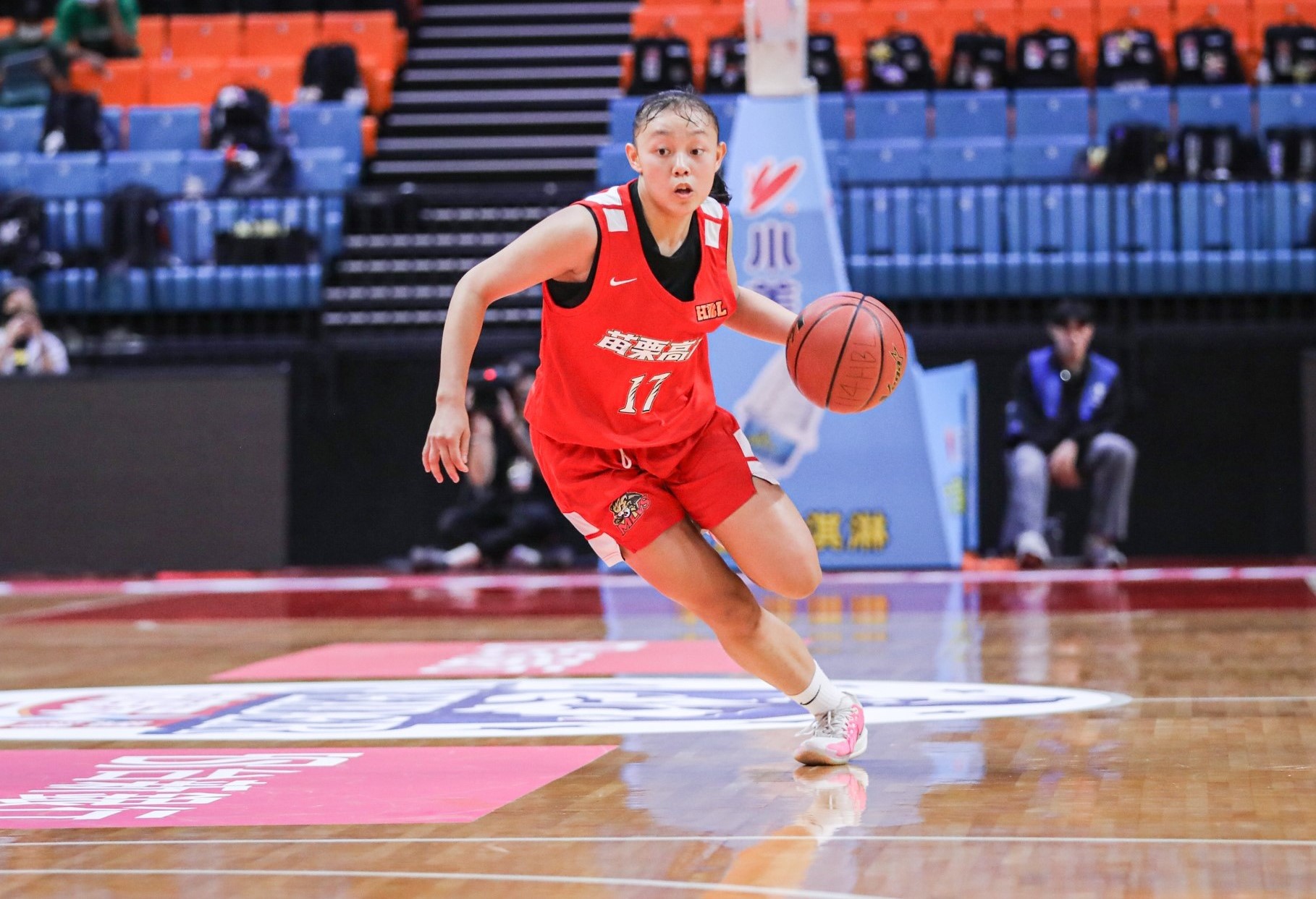 苗商高一菜鳥劉庭瑄三分球10投中2拿15分6籃板7助攻7抄截。高中體總提供