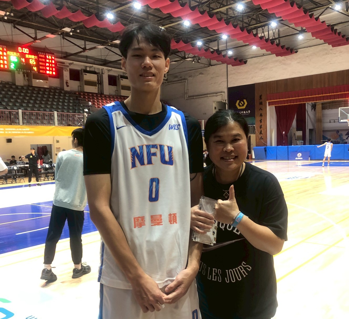 虎科郭俊言與前臺體恩師教練田本玉。大專體總提供