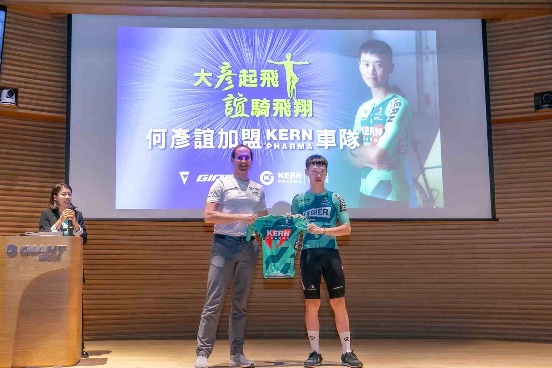 西班牙Kern Pharma 車隊經理Juanjo Oroz(左)親自來台為何彥誼送上車衣。捷安特提供