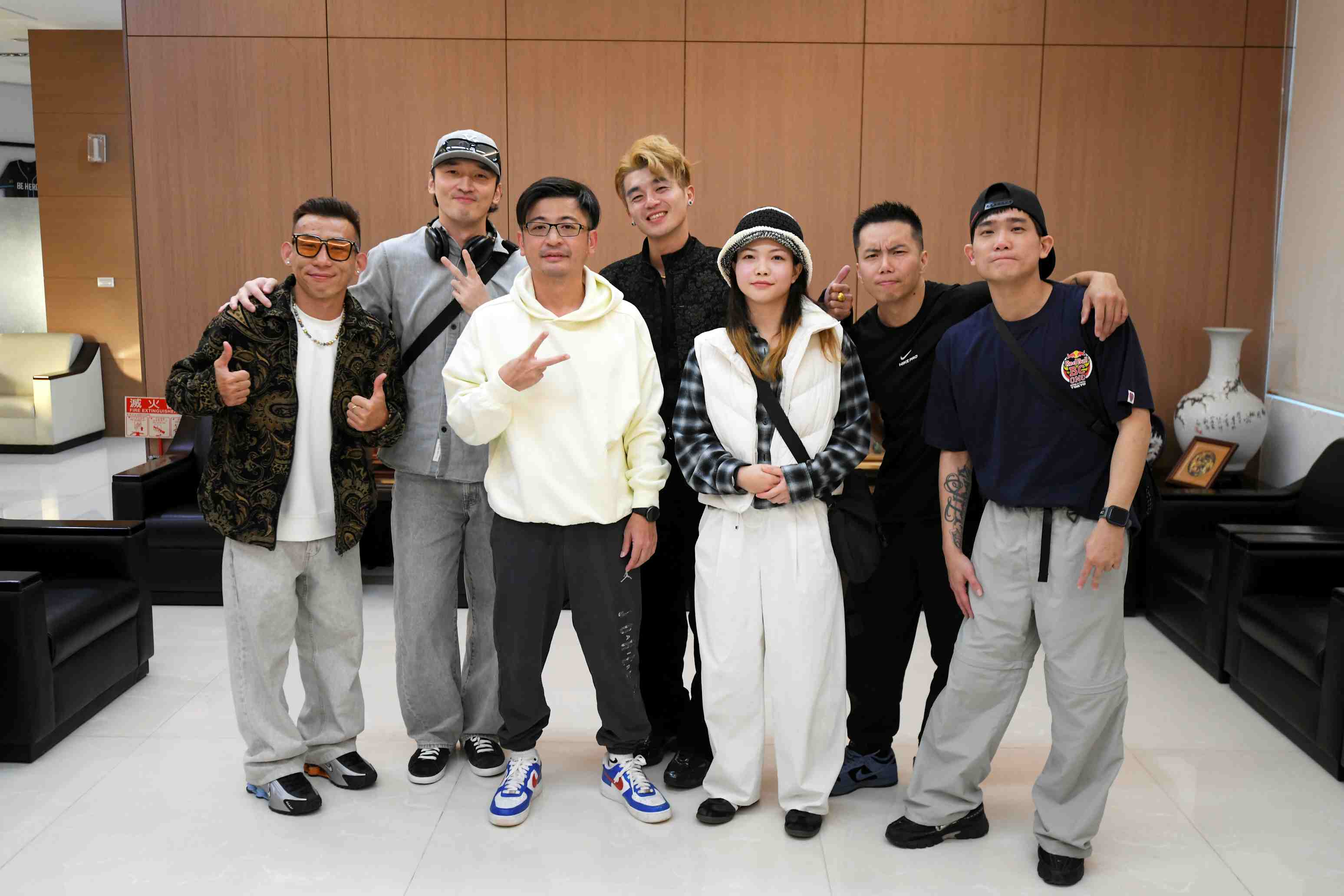 議長與評審老師合照。官方提供