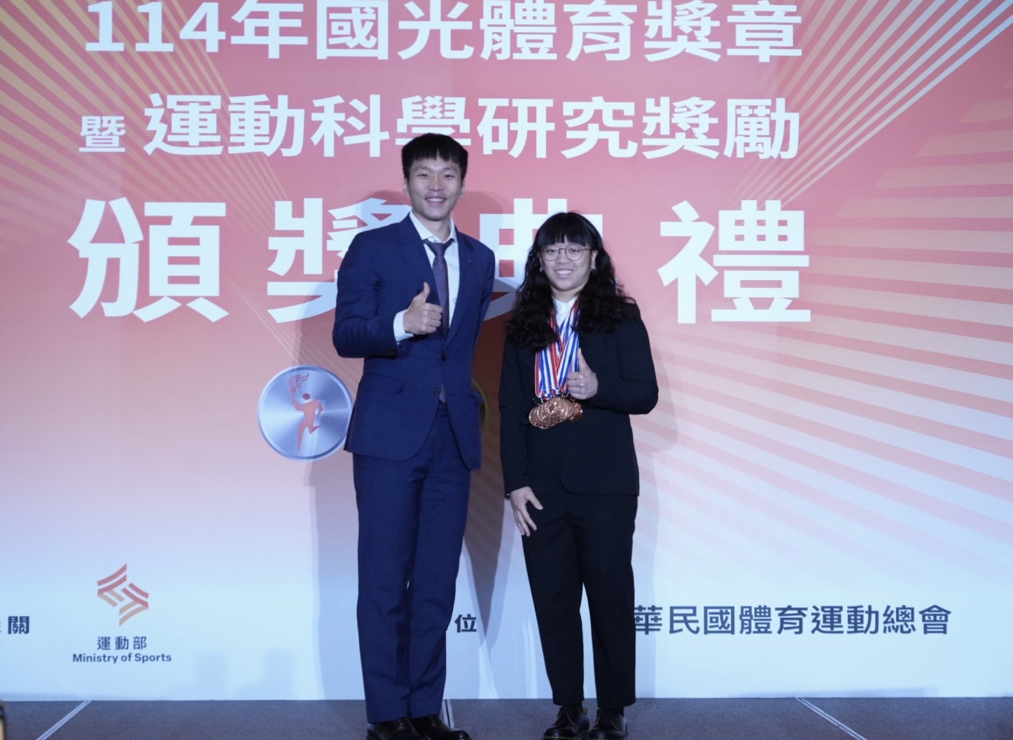 運動部李洋部長與舉重選手陳冠伶合影。運動部提供