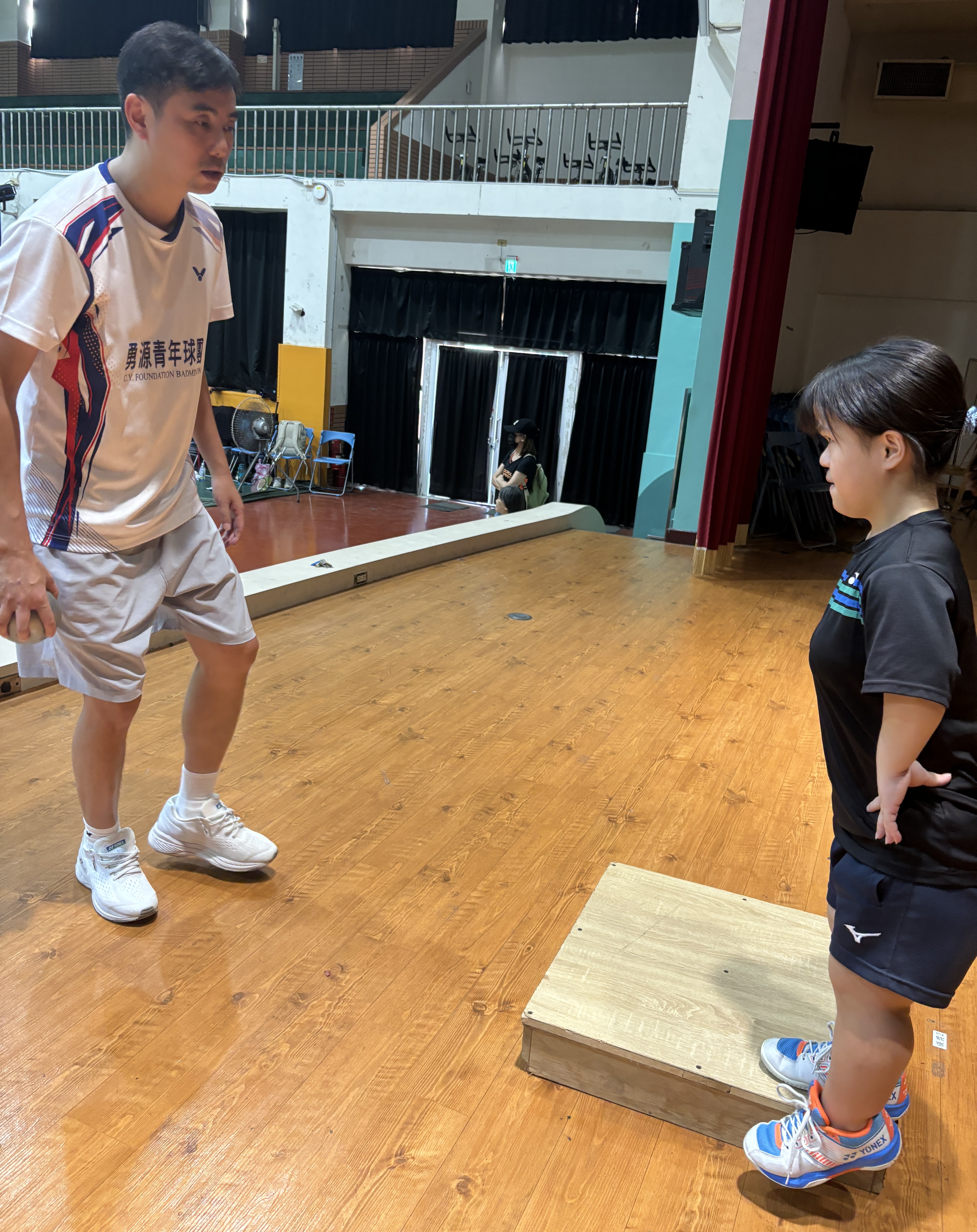 鄭竣逸依據帕拉羽球選手肌力身高與技術特性量身調整課表，協助選手精準提升表現。新北市體育局提供