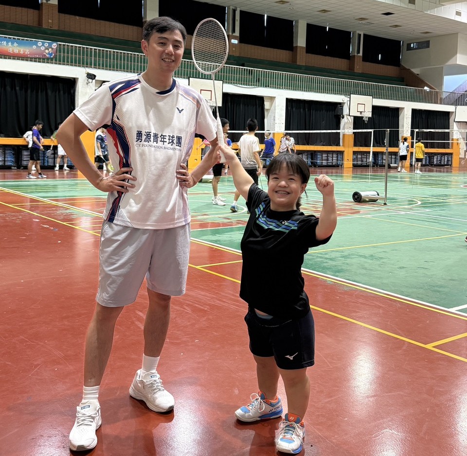 鄭竣逸(左)是帕拉羽球國手吳于嫣的指導教練，長期陪伴選手走過訓練與競賽的每一個階段。新北市體育局提供