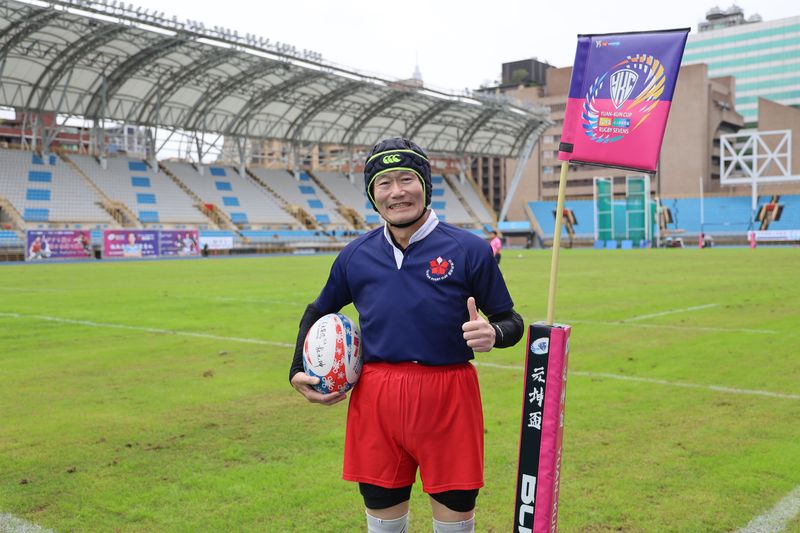 第六屆台北元坤盃七人制國際大專橄欖球邀請賽在台北田徑場熱鬧開踢，創辦人杜元坤院長親自下場參加長春組的表演賽。元坤運動文創產業有限公司提供