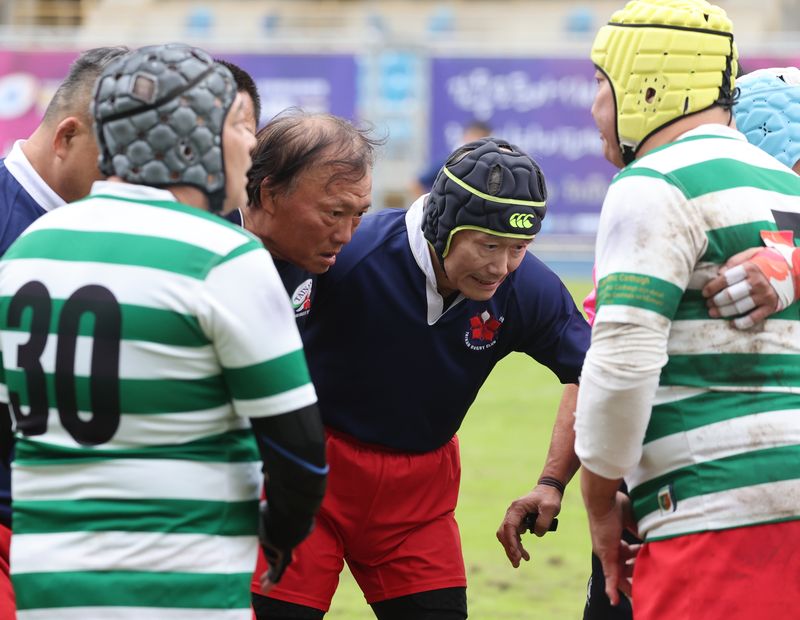 第六屆台北元坤盃七人制國際大專橄欖球邀請賽在台北田徑場熱鬧開踢，創辦人杜元坤院長親自下場參加長春組的表演賽。元坤運動文創產業有限公司提供