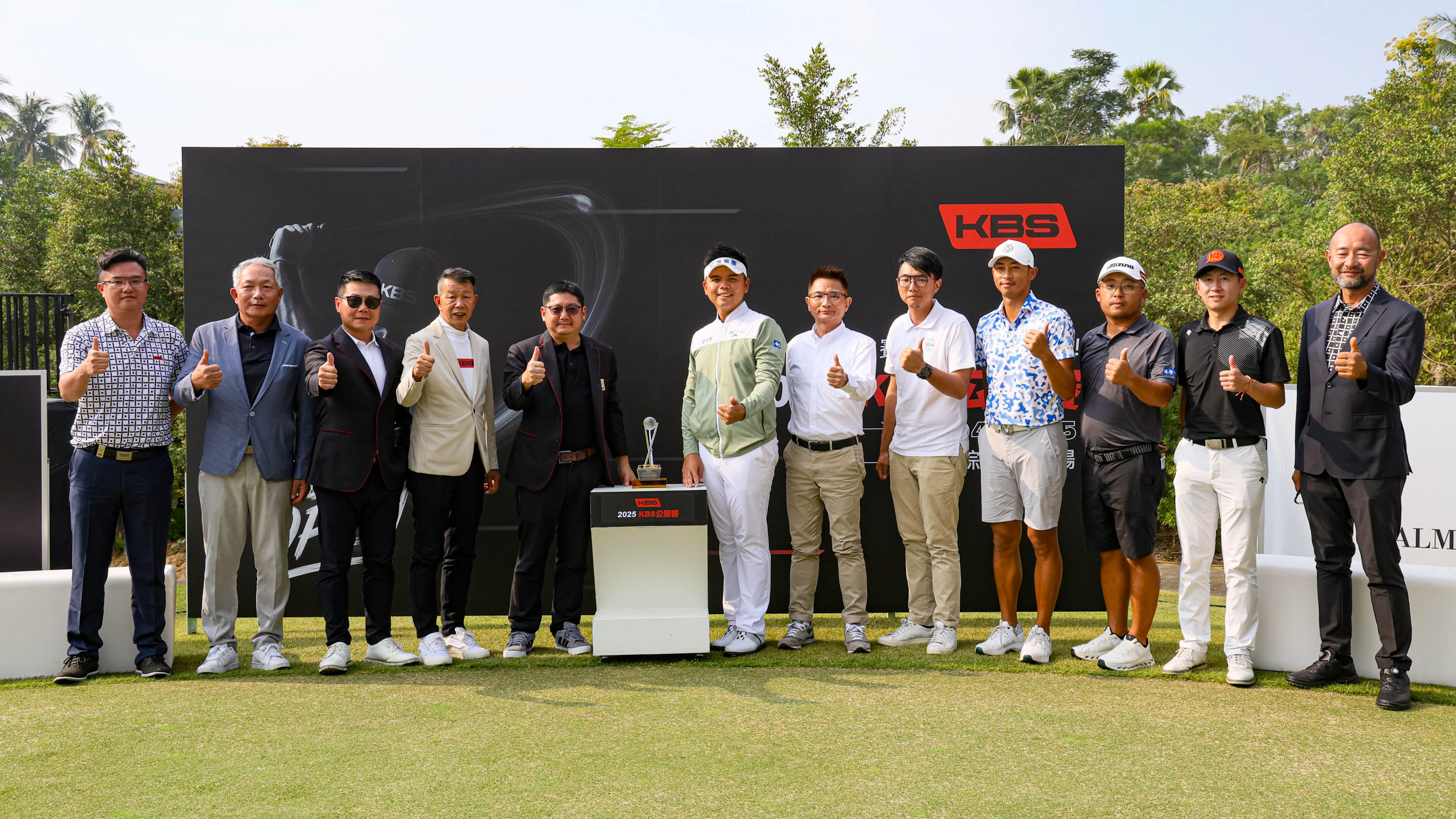 頒獎典禮貴賓和前三名選手合影。KBS公開賽提供