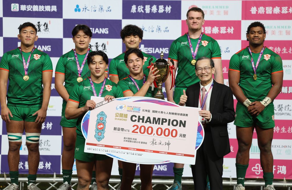 第六屆元坤盃國際大專七人制橄欖球邀請賽28日在台北田徑場圓滿落幕，日本拓殖大學擊敗韓國延世大學，勇奪公開組三連霸。元坤運動文創產業有限公司提供