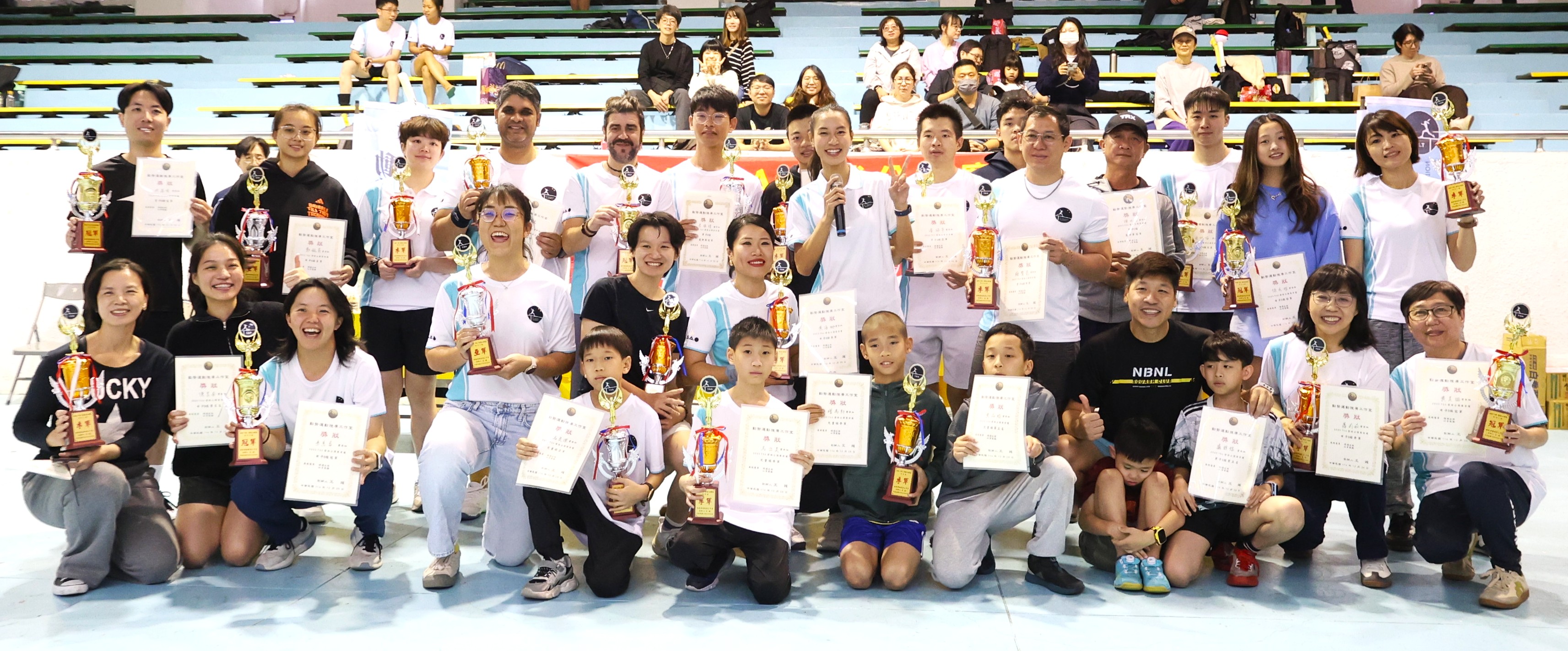 首屆TSA壁球公開賽落幕各組獲獎的選手大合照。TSA動勢運動推廣工作室提供