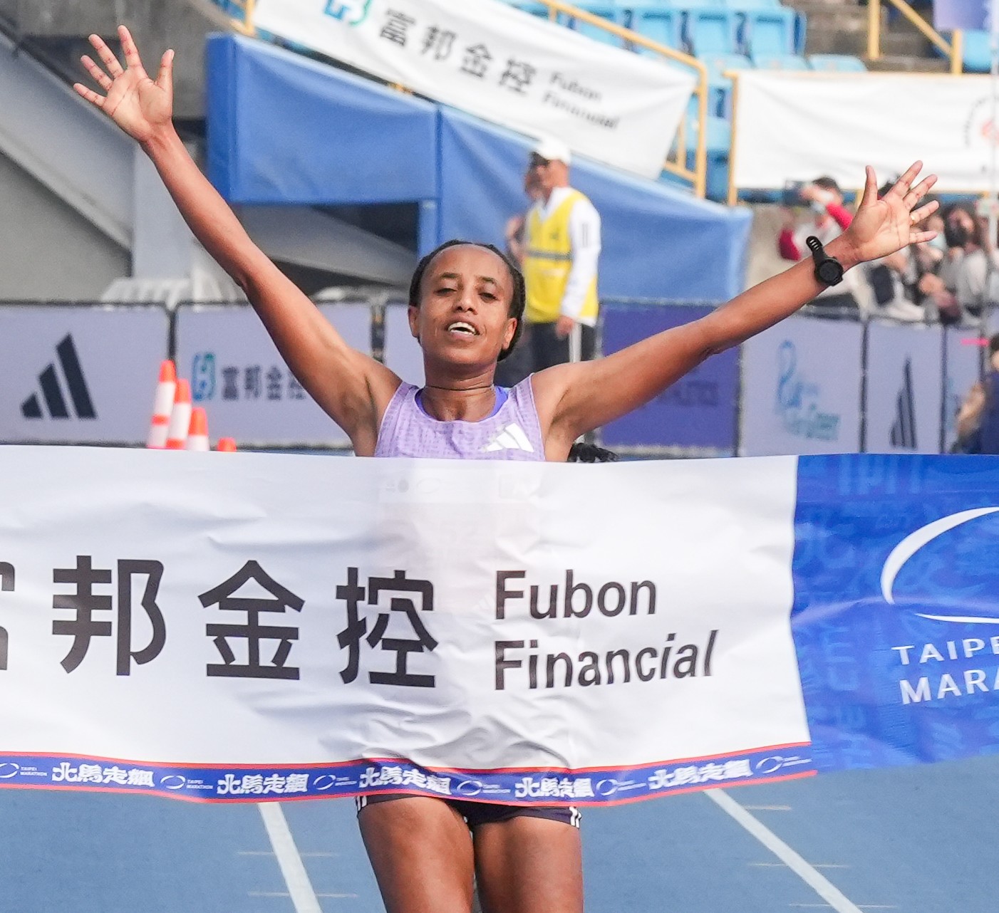 衣索比亞的穆魯（Gadise Mulu）則以2小時24分17秒刷新大會紀錄。大會提供