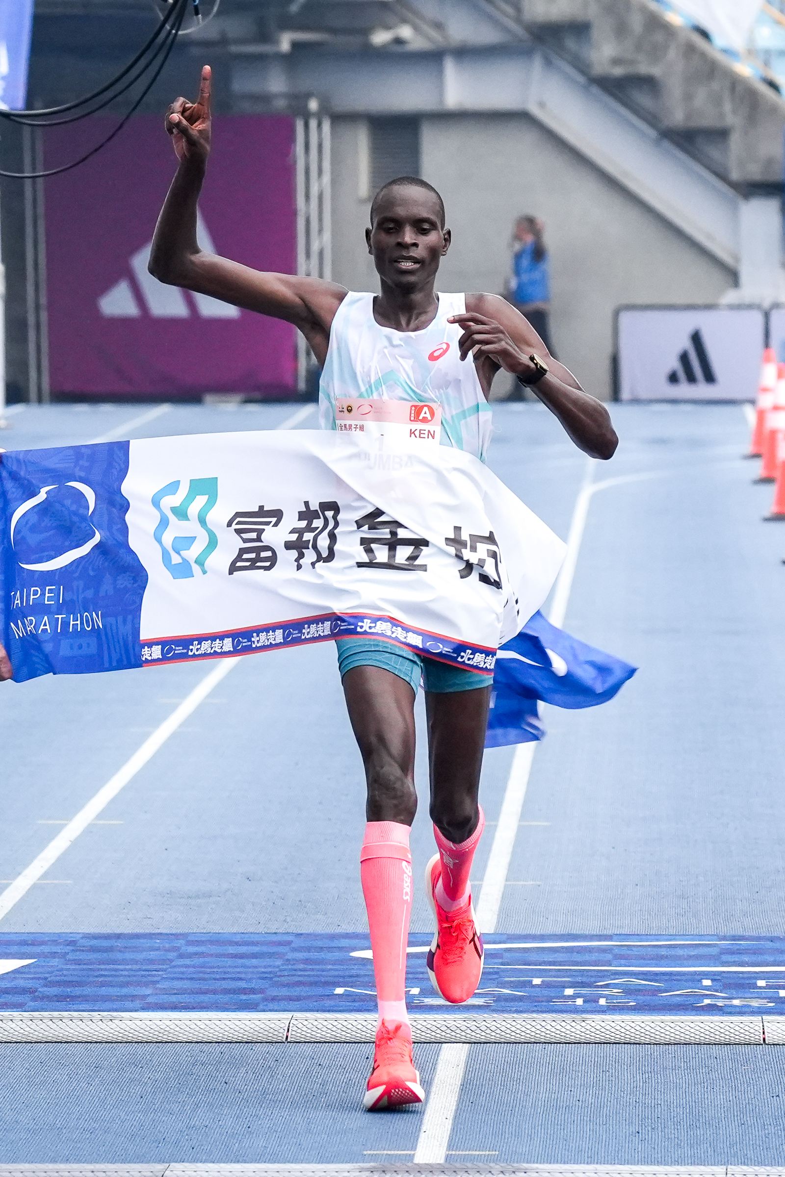 肯亞「白金級」選手 CHUMBA Bethwel Kibet，僅差13秒就能打破場地紀錄。大會提供