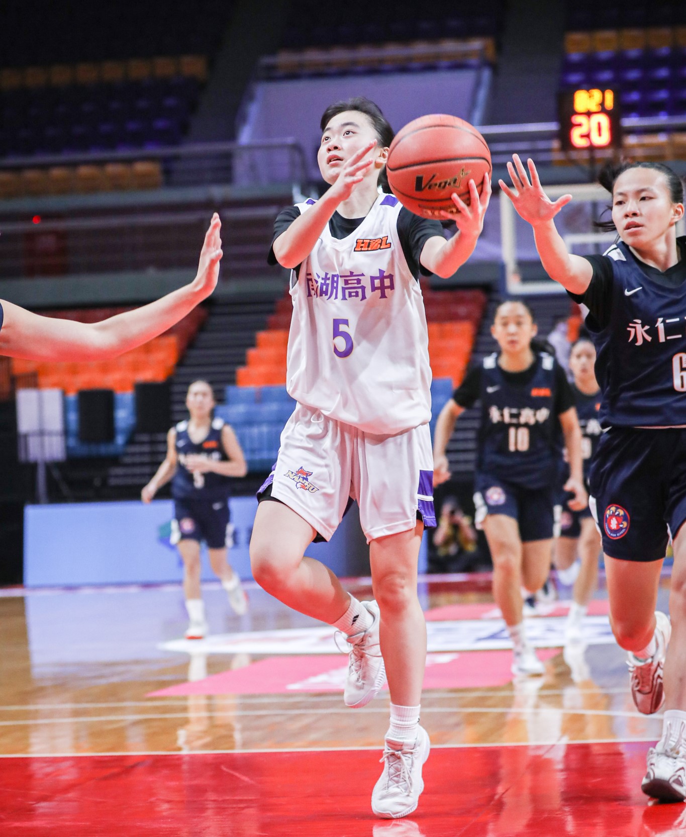 高二後衛林品均12分9籃板4抄截 。高中體總提供