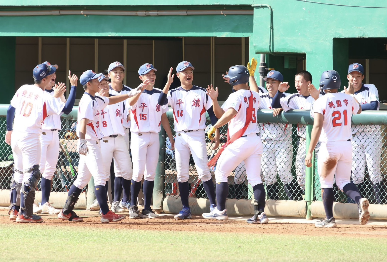 高施諠從北科剛換上的投手手中扛出三分砲。學生棒聯提供