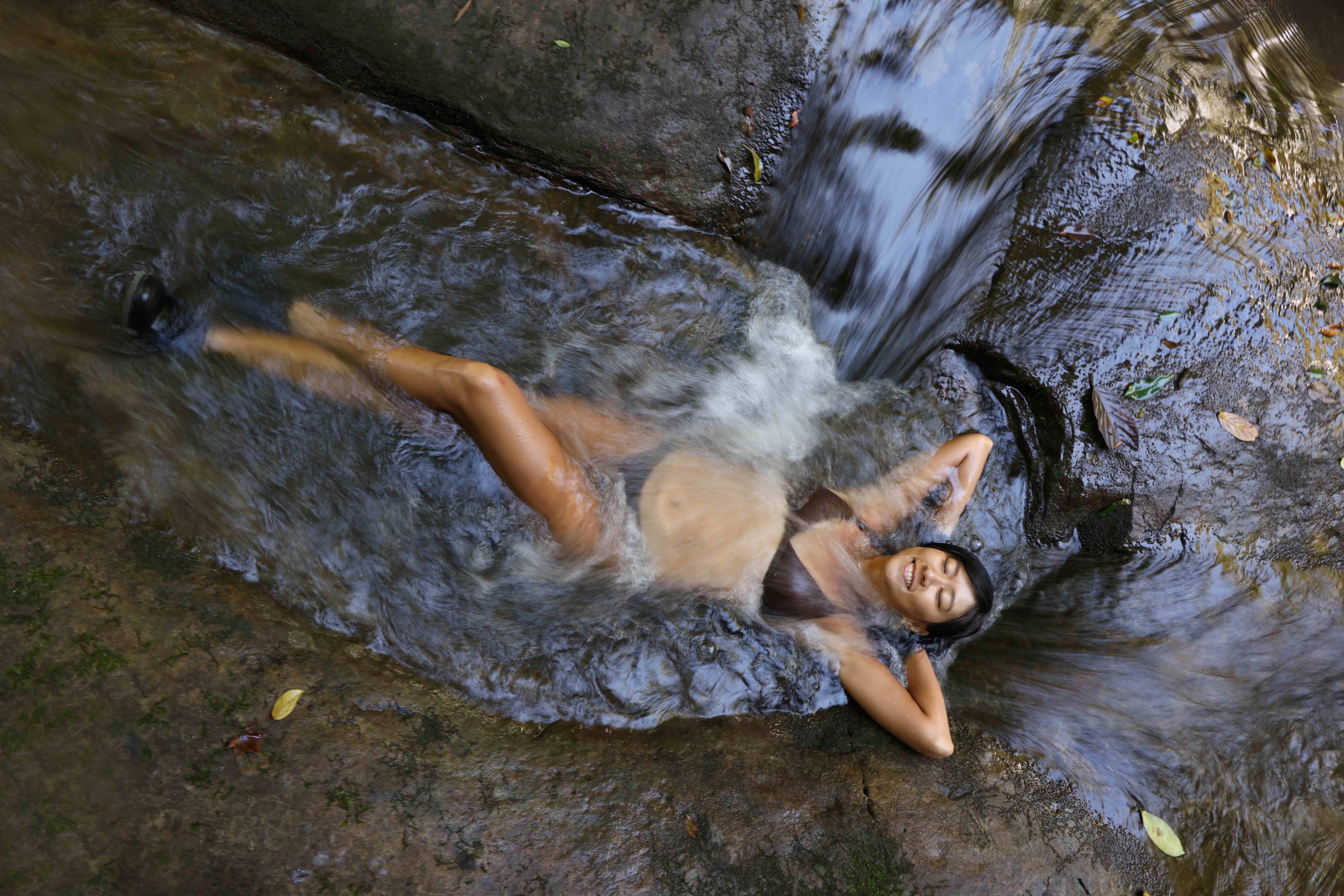 天剛破曉，阿彪就躺在冰涼溪水裡，享受美好一天的開始。特約記者 郭運復攝