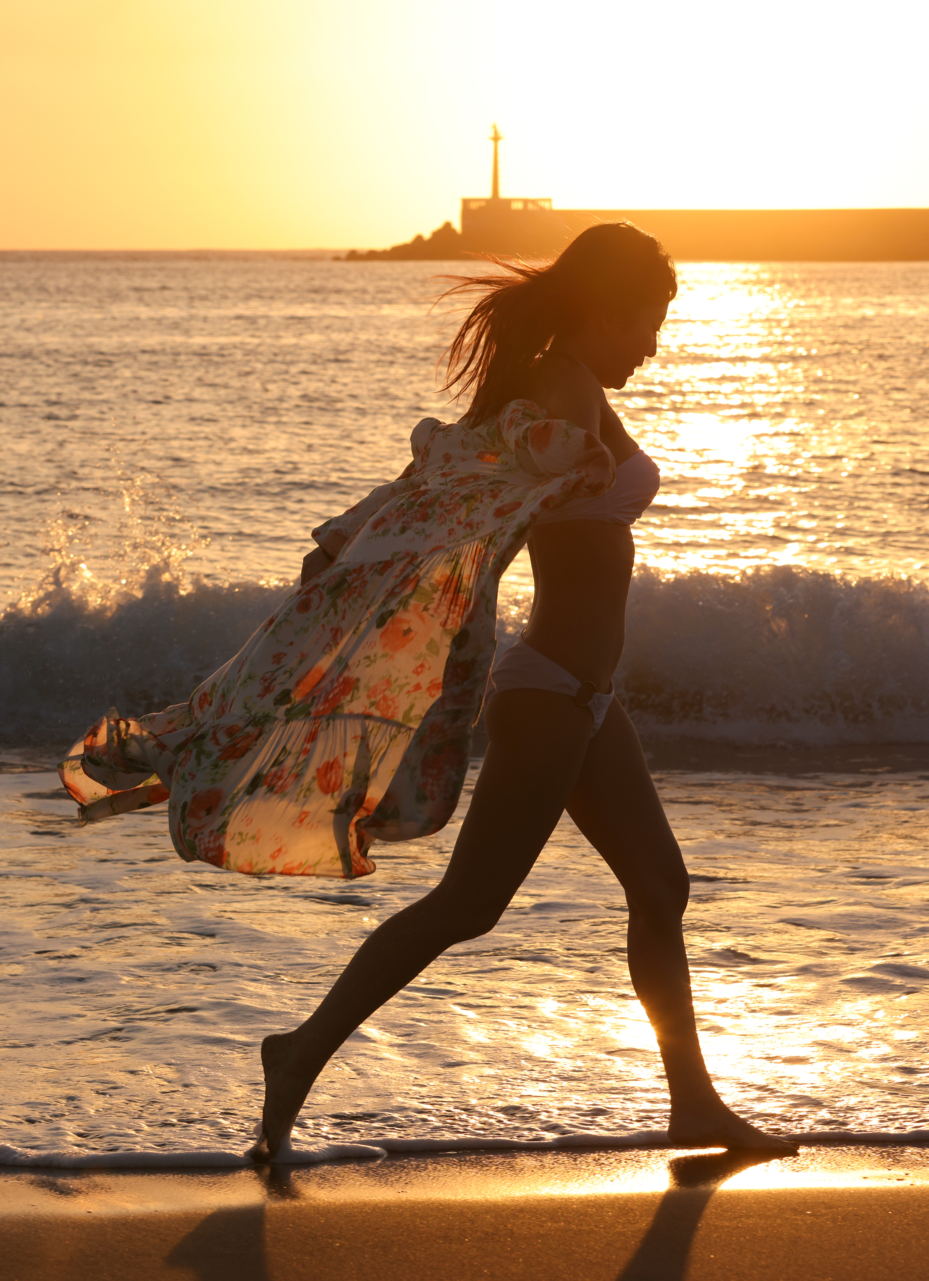 漫步夕陽下的海邊形成一幅優美的圖畫。特約記者郭運復攝影