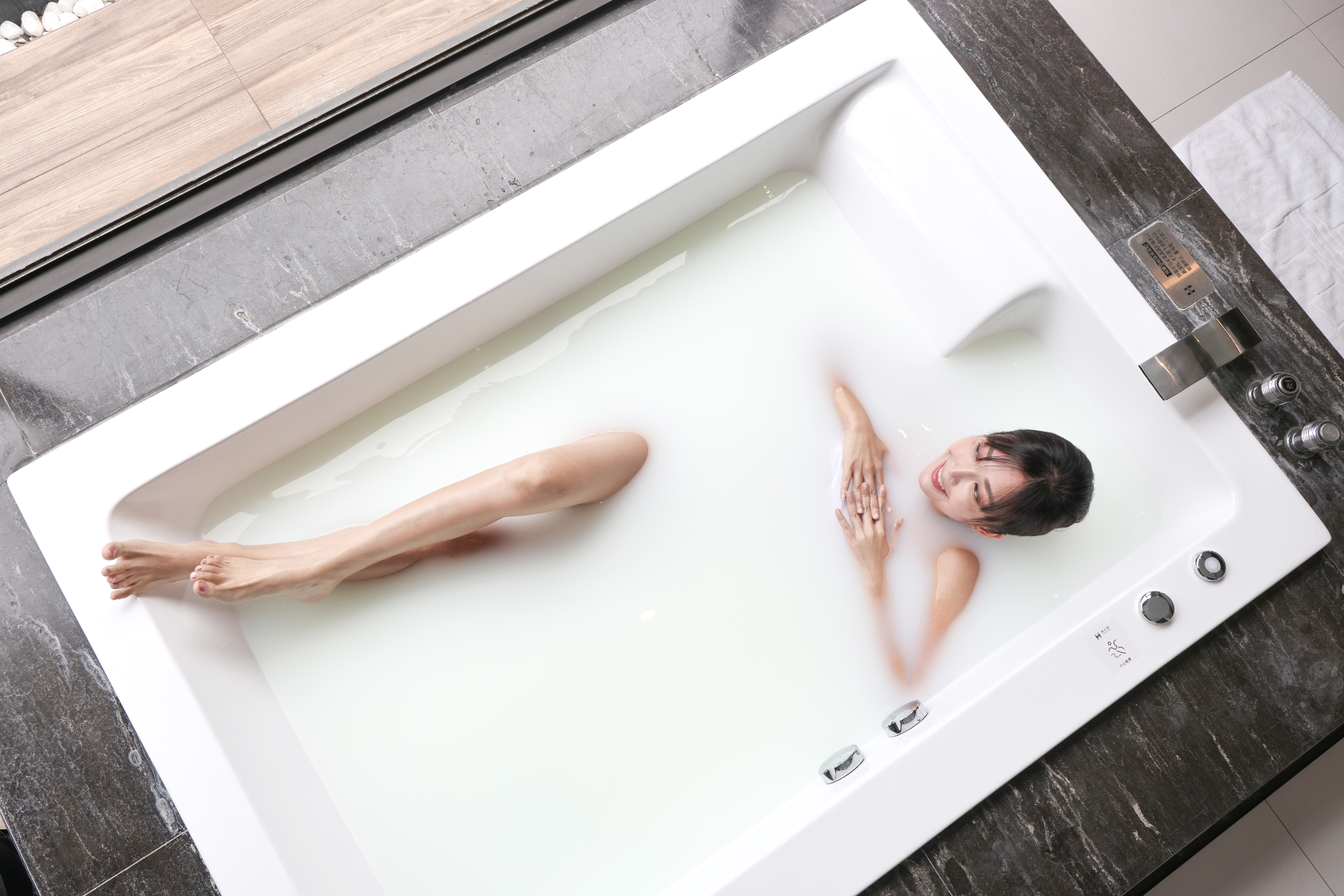 運動完、曬太陽後一定要好好的呵護肌膚,泡個牛奶浴全身美白。特約記者郭運復攝影