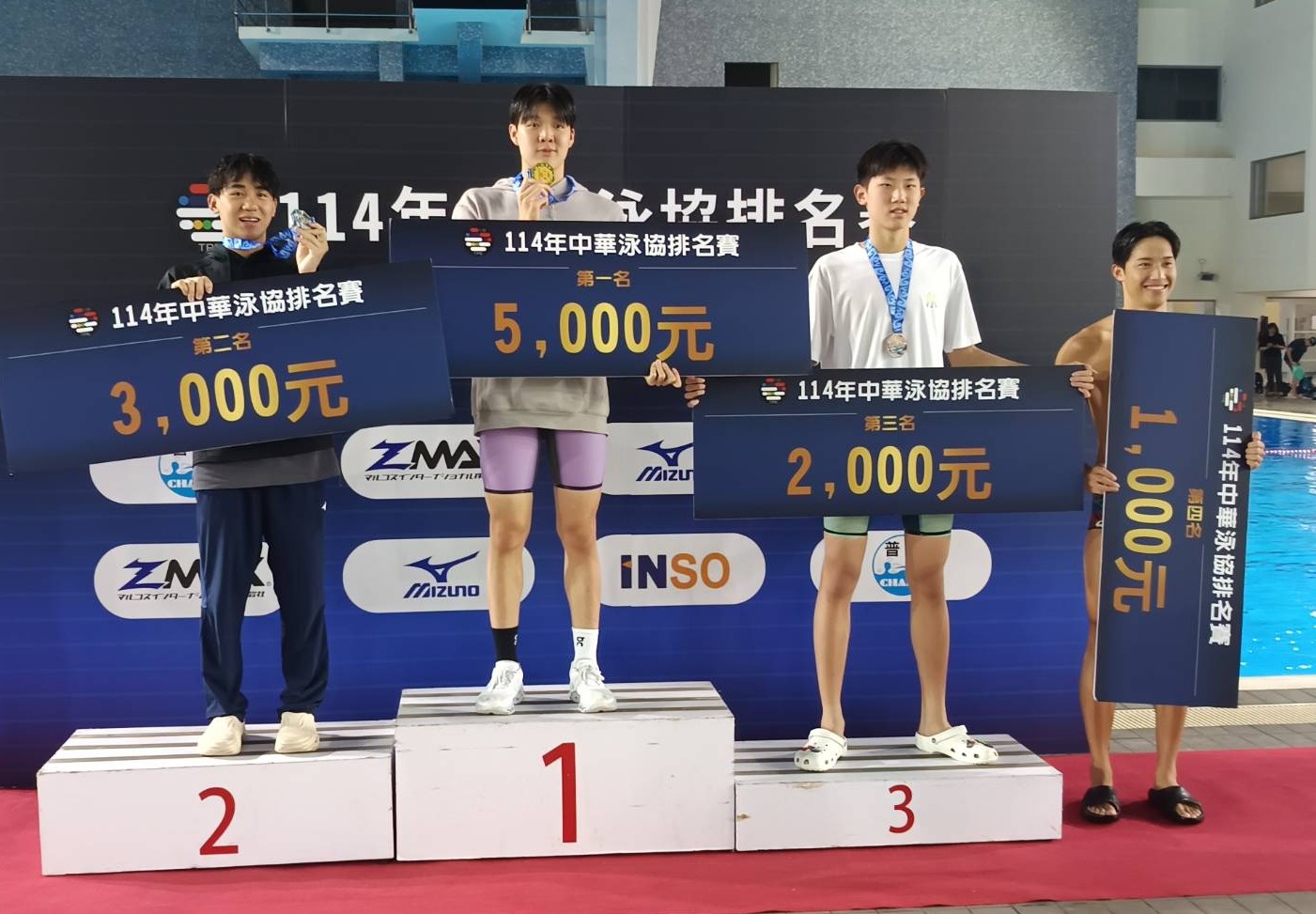 100蛙張喬禕(左2)蔡睿紘(左1)雙破大會。游協提供