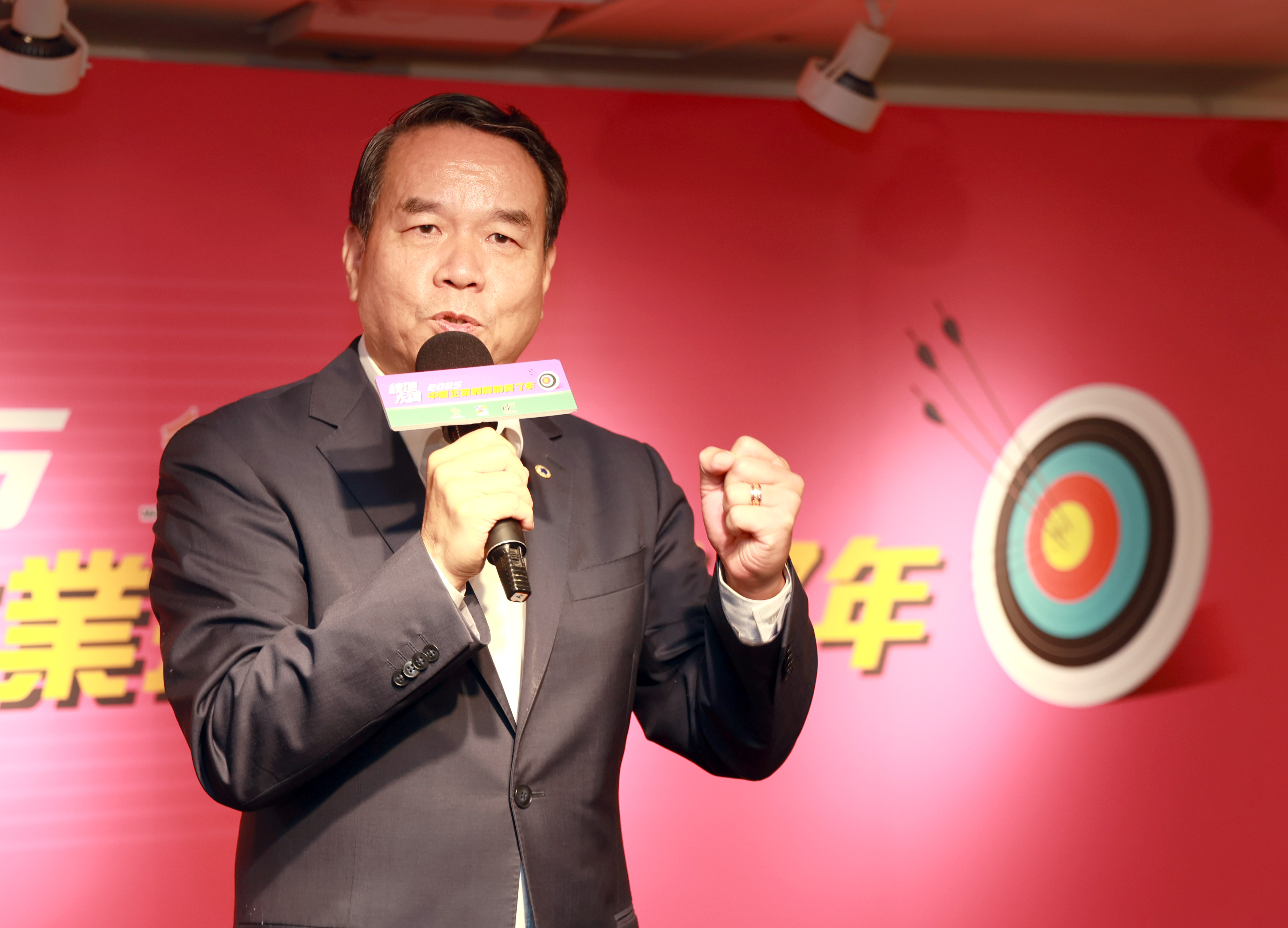 中華企業射箭聯賽會長邱炳坤。射箭協會提供