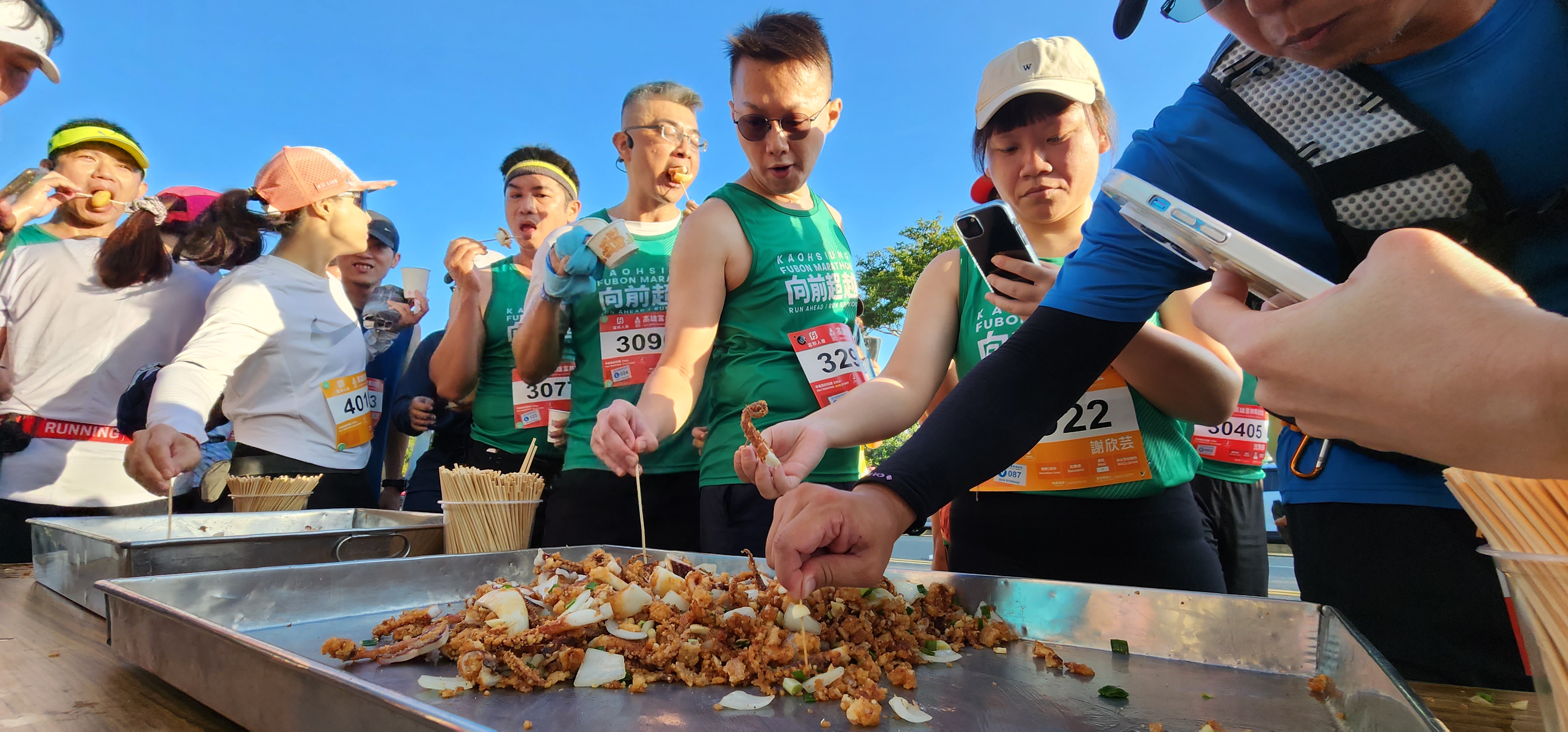 經典夜市美食補給站讓跑者嘴角留香。高雄運發局提供