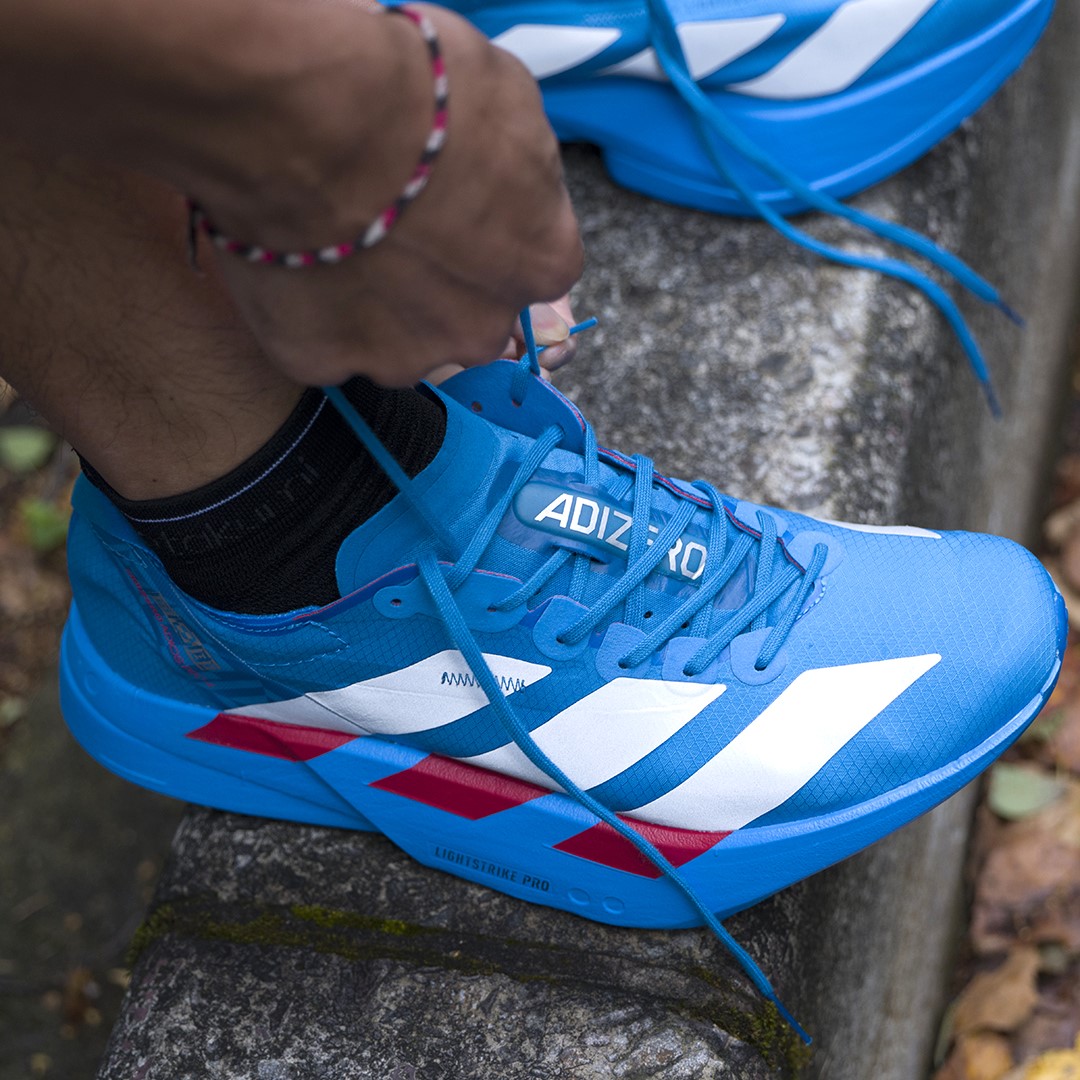 adidas Adizero Ekiden箱根驛傳系列新色飛躍湖影,以湖水藍為主色調,鞋側以銀白反光三線條勾勒流線速度感。官方提供