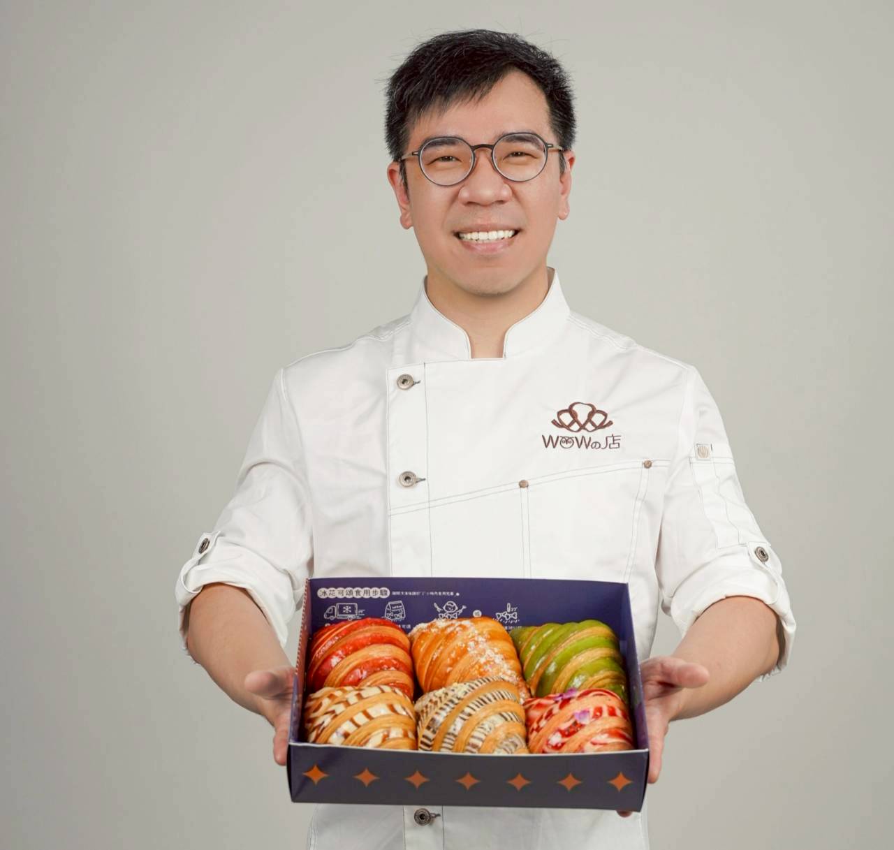 「WOW的店」香氣四溢的藍帶可頌，為跑者帶來驚喜補給。高雄運發局提供