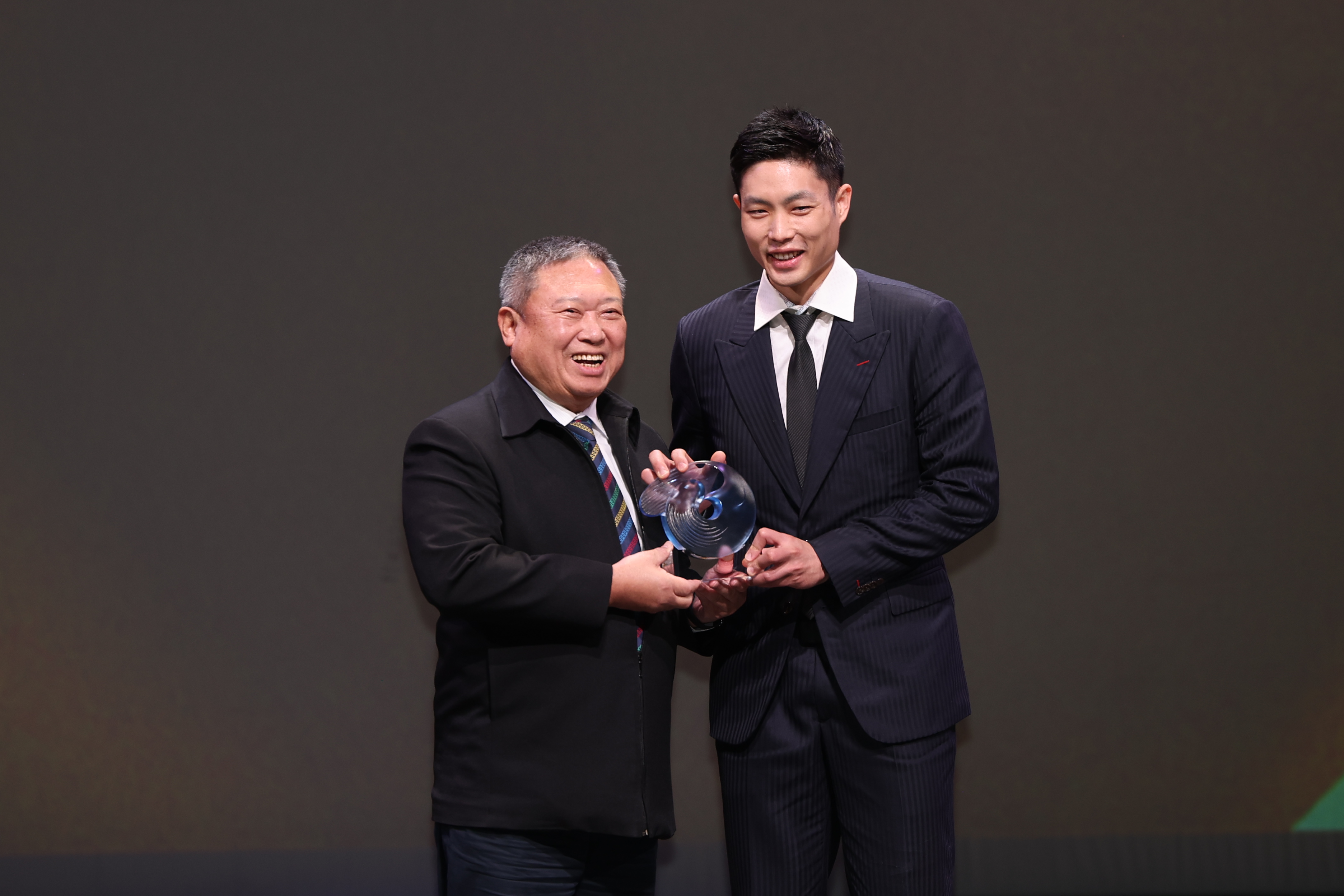 周天成(右)獲最佳運動精神獎。李天助攝