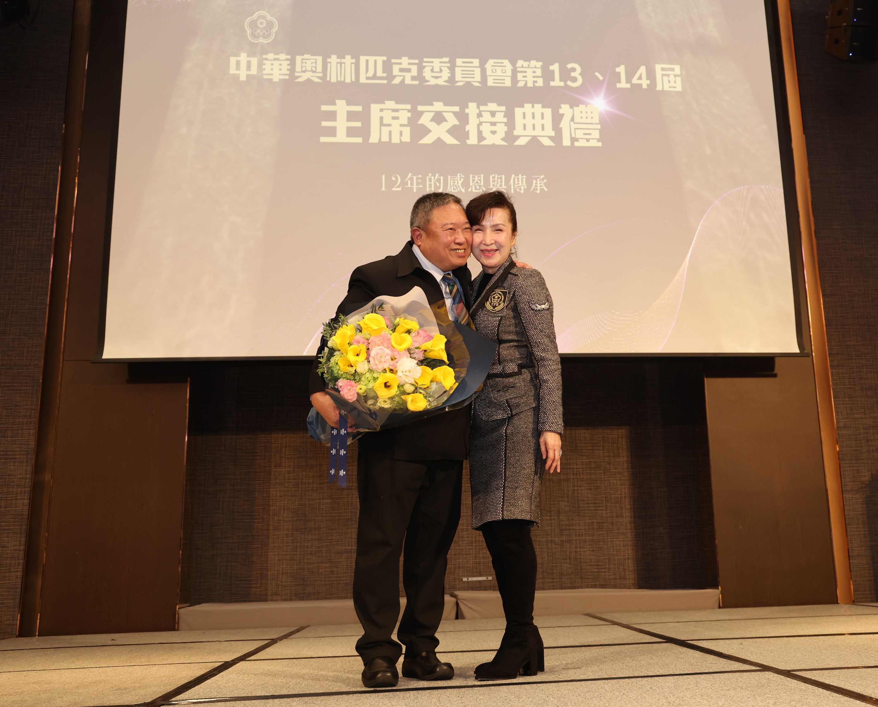 主席林鴻道與夫人一同接受獻花。李天助攝