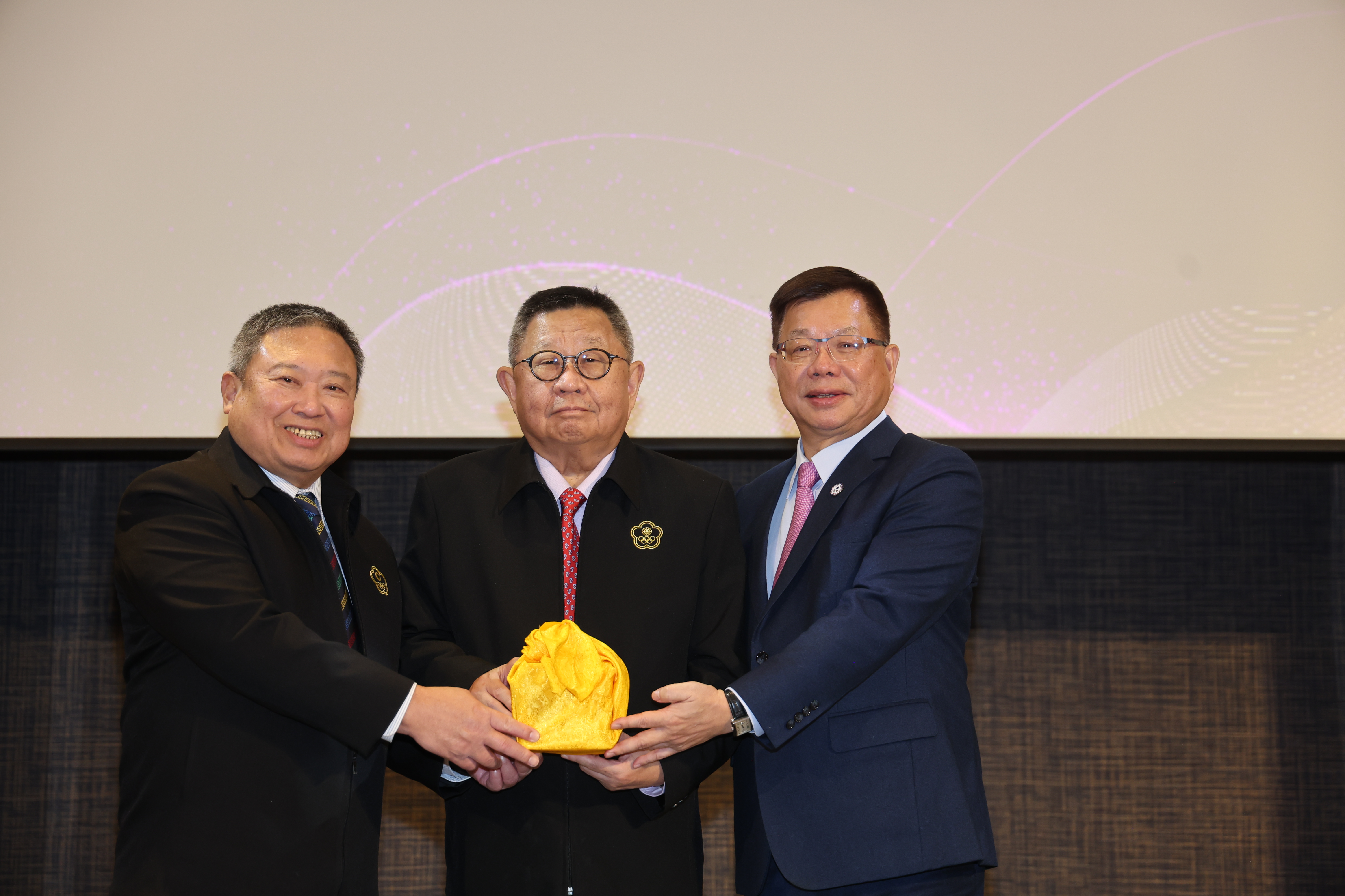 第13、14屆主席交接，由林鴻道(左1)將印信交給蔡家福(右1)。李天助攝