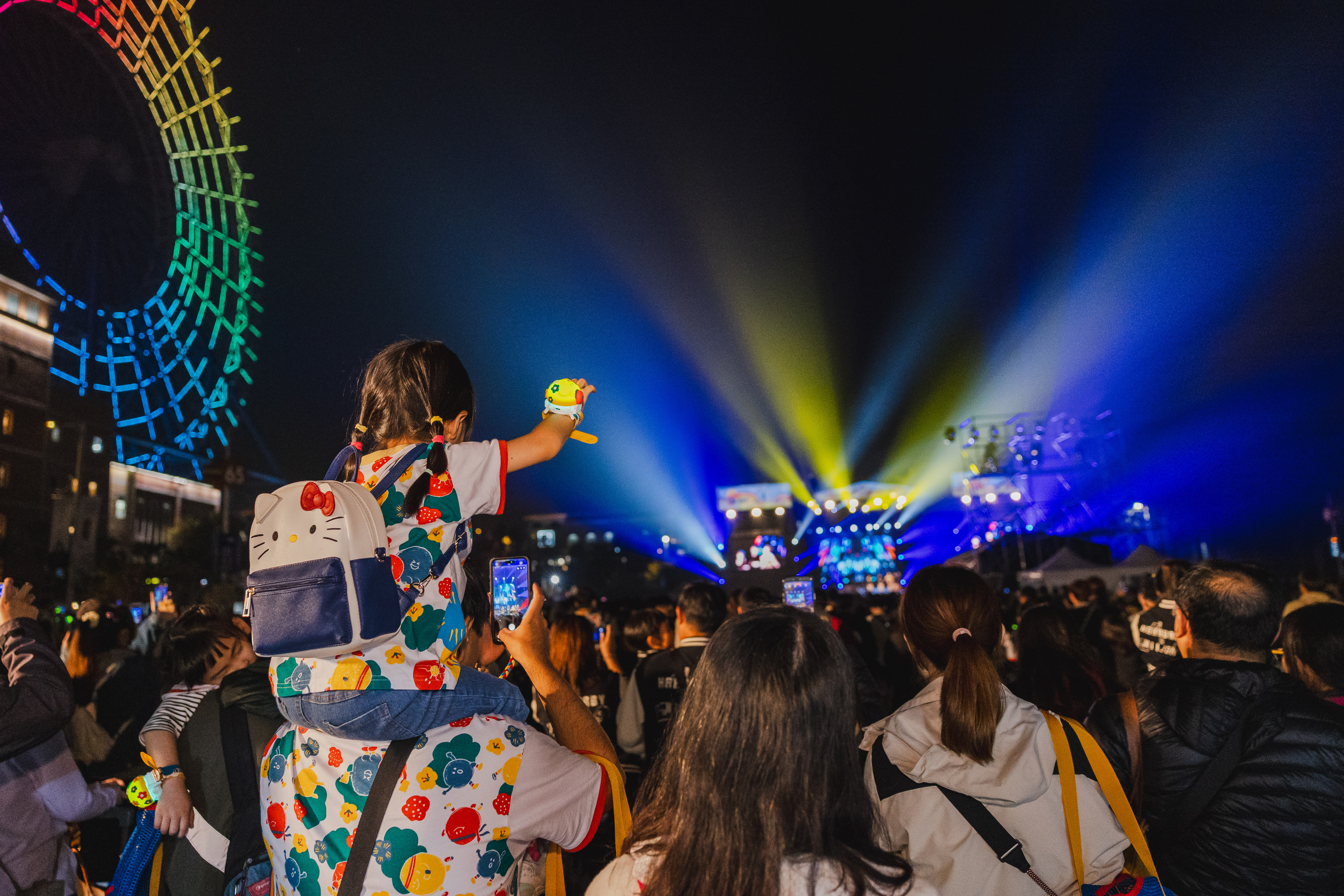 12 月 20 日晚間舉辦的「擁抱演唱會」規格全面升級，現場宛如巨型音樂祭。大會提供