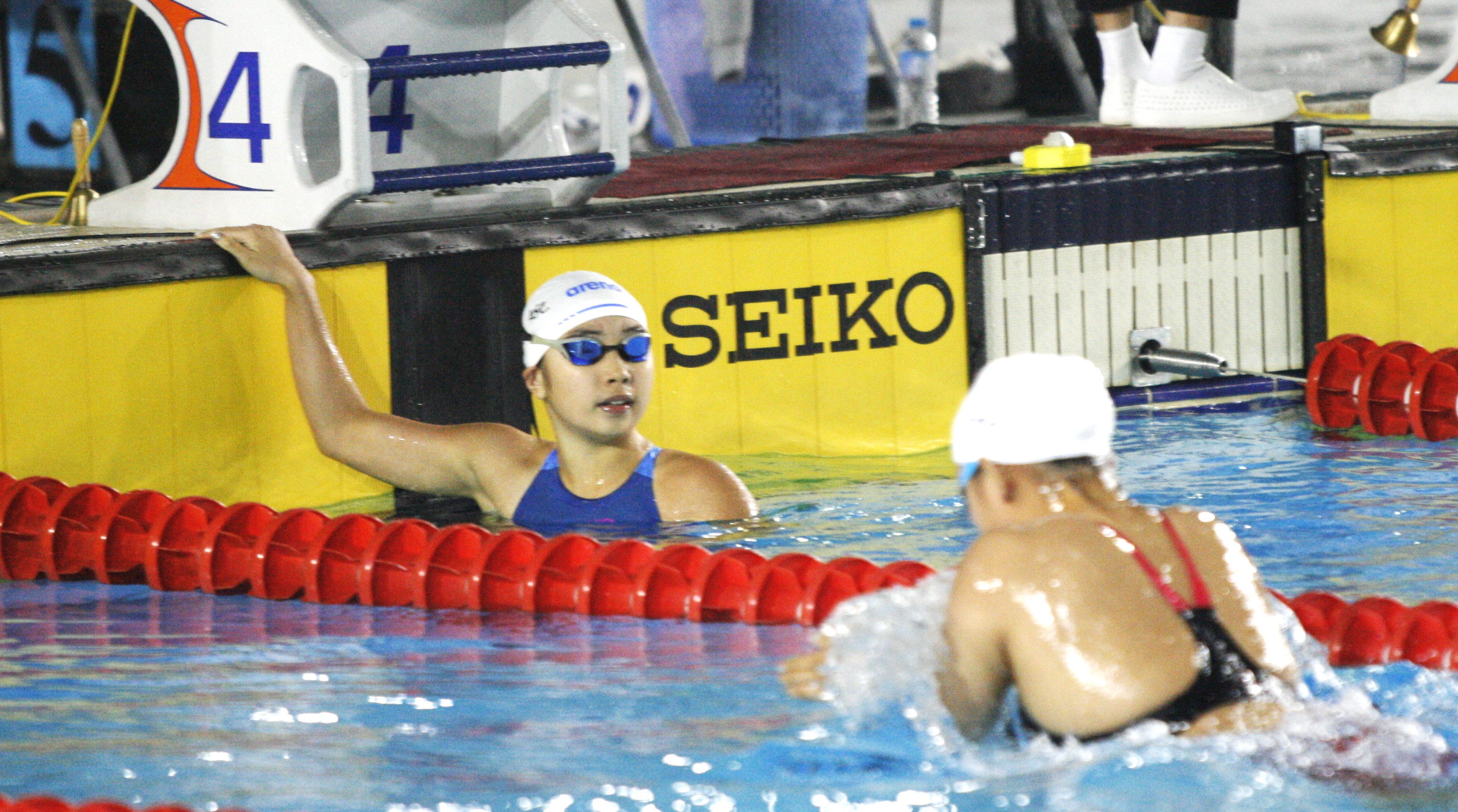  國一神童何康婗(左)今再度挑戰200蛙雖破大會，但還是未能達亞運標。詹健全攝