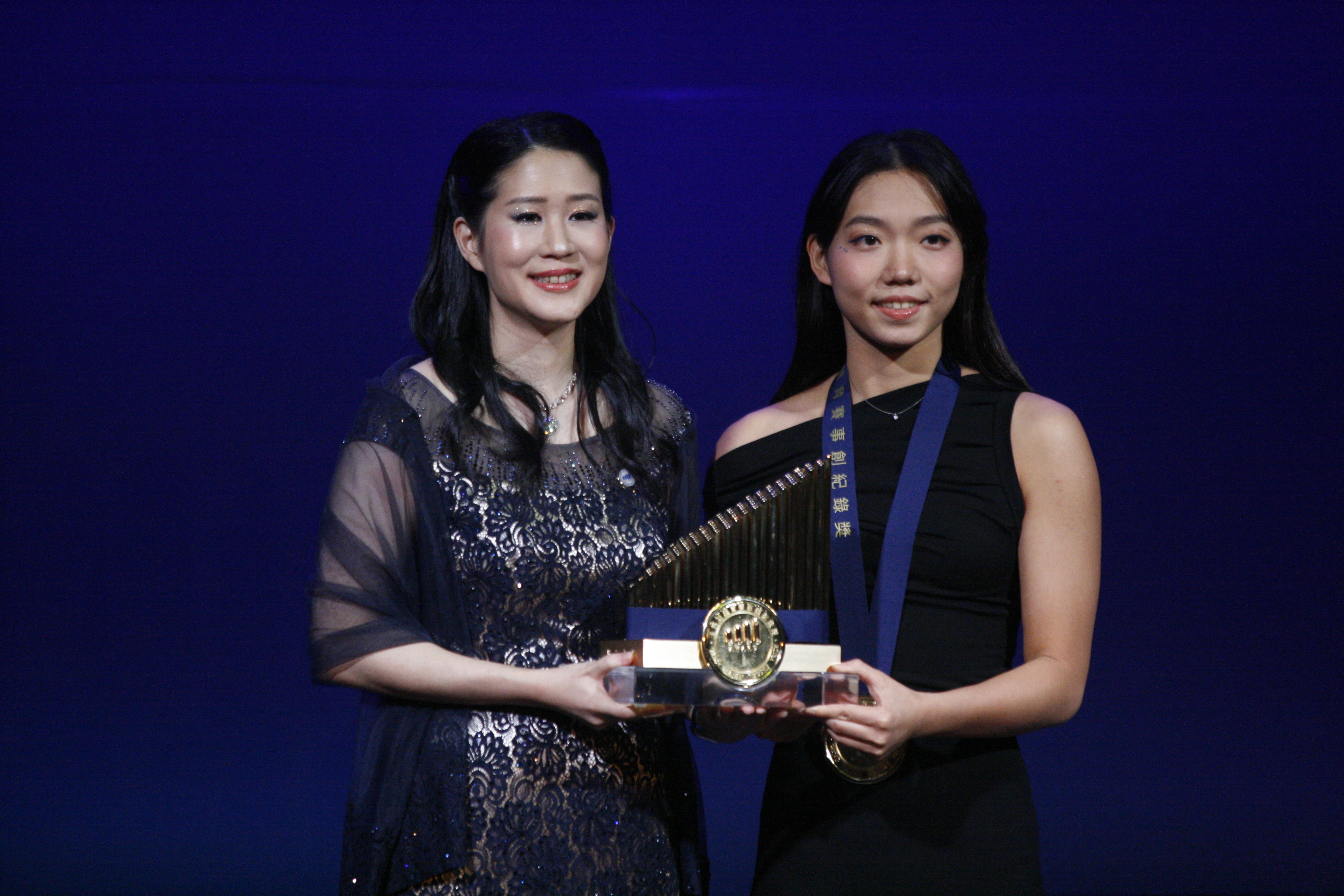  張雅佳(右)獲獎。詹健全攝