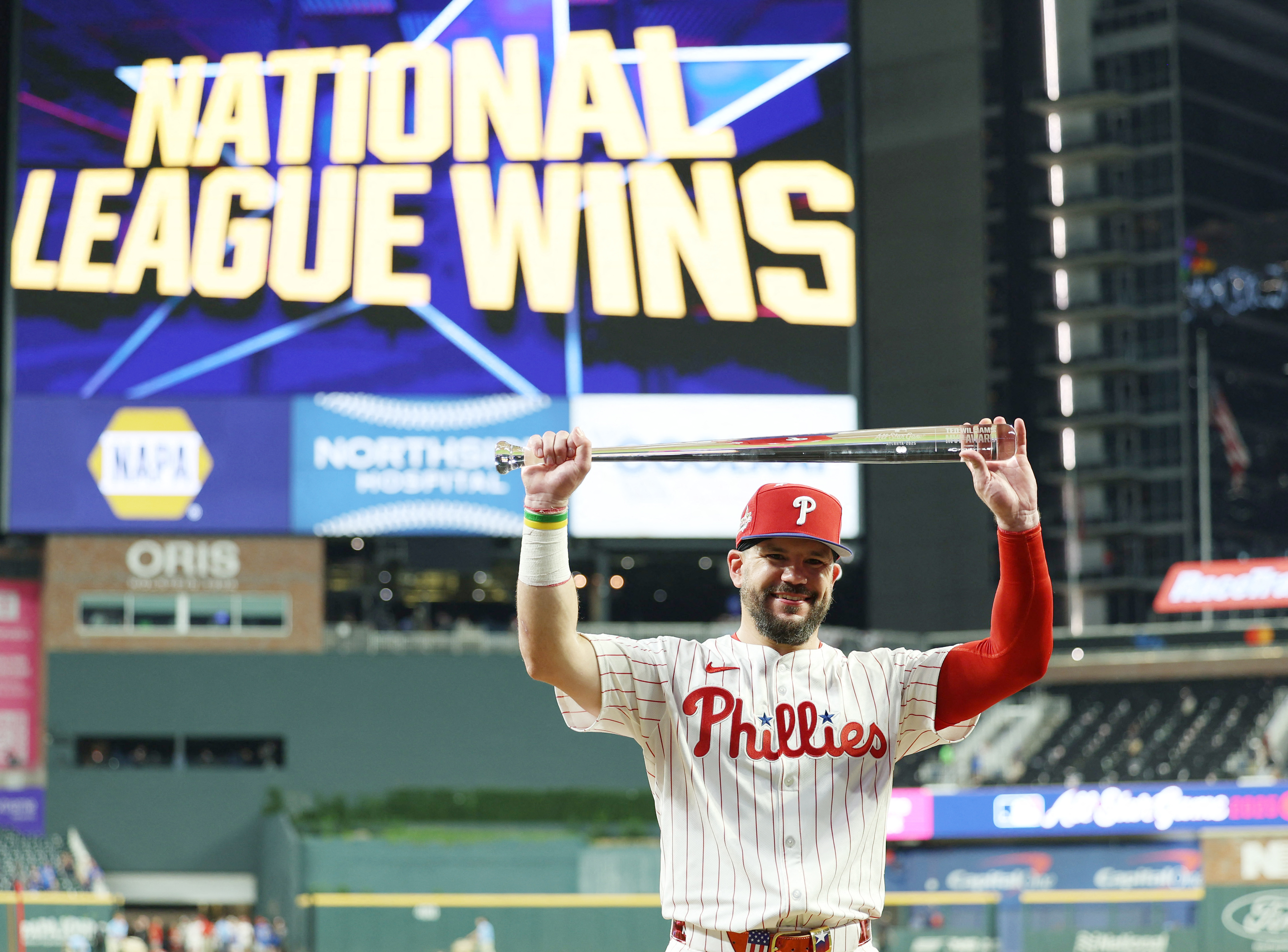 費城費城人今天傳出與史瓦伯(Kyle Schwarber)簽下一張5年1.5億美元(約新台幣46.8億)合約,迎回今年的國聯打擊雙冠王。法新社