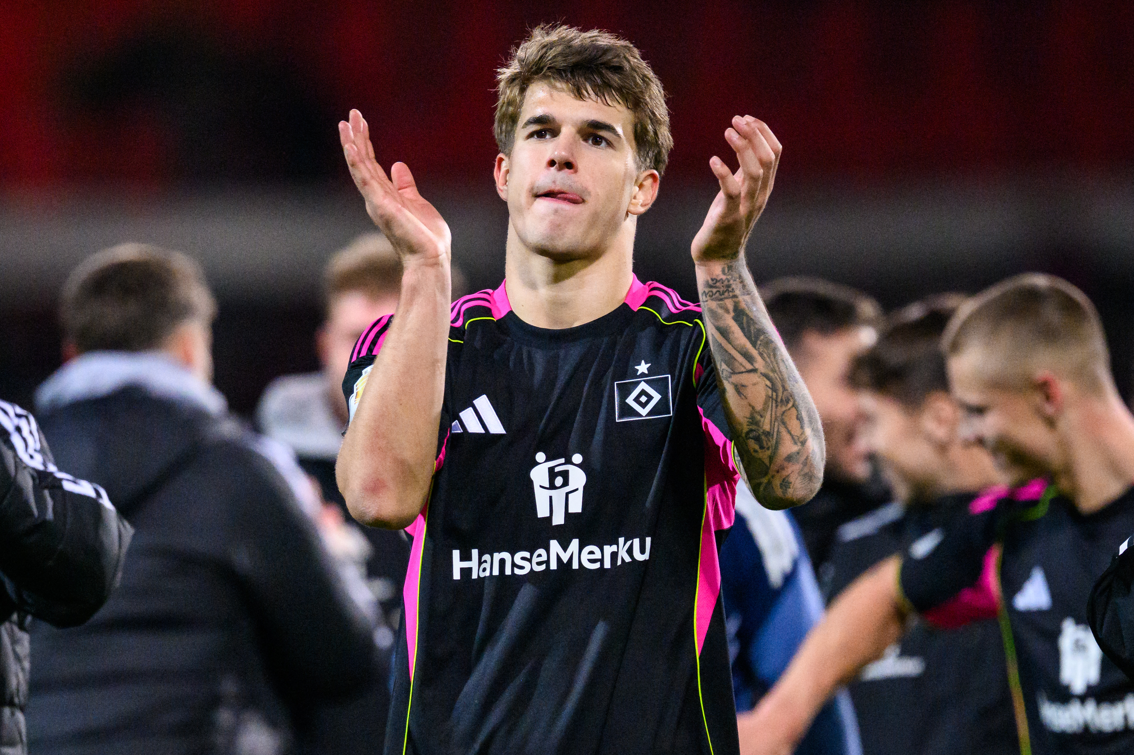 被托特納姆熱刺外借的新星武什科維奇(Luka Vuskovic)，近日因在比賽中機智拯救對手性命獲譽為「英雄」。法新社