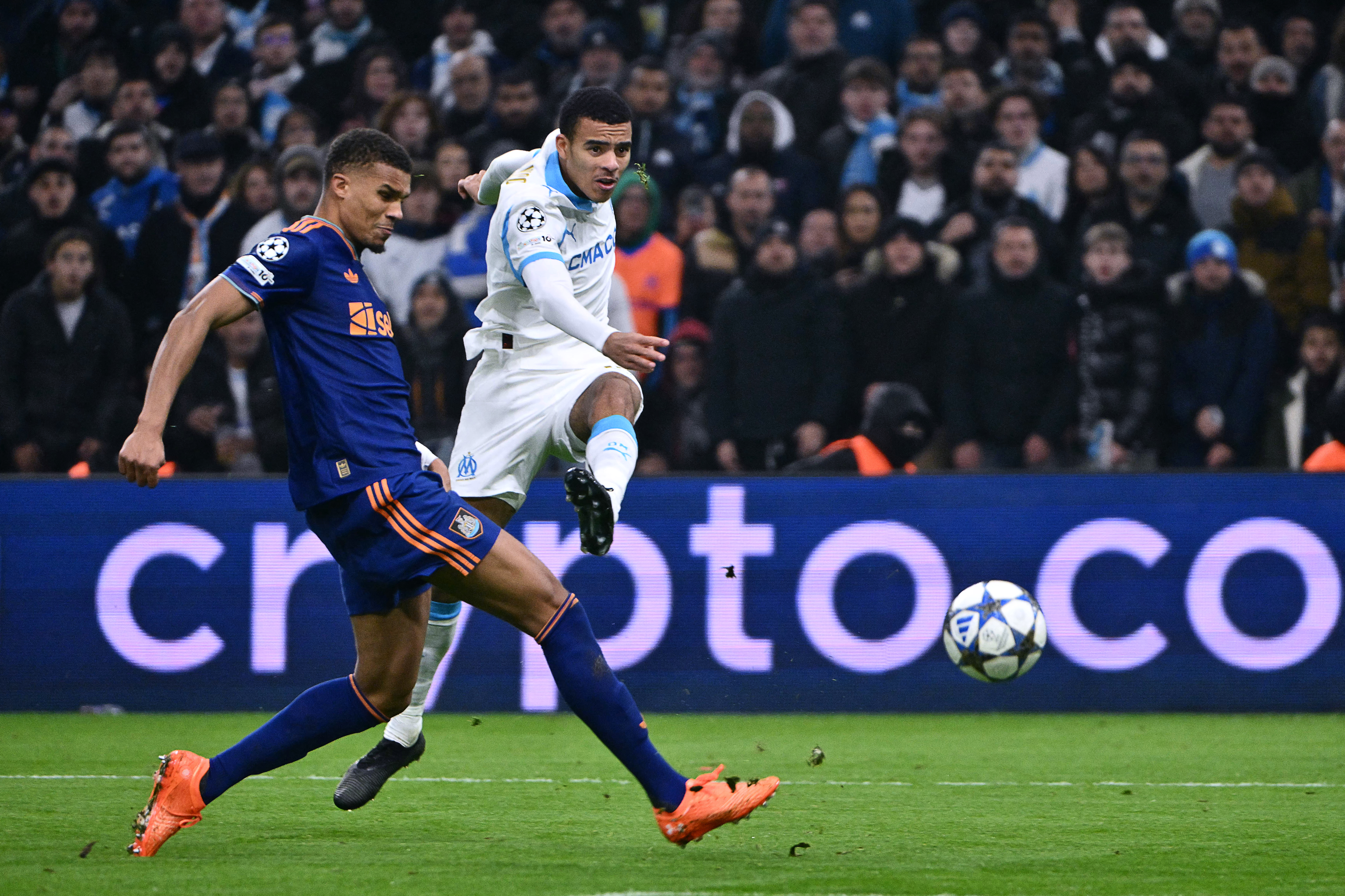 美臣·格連活特（Mason Greenwood，右）以10球排進神射手榜前列。法新社