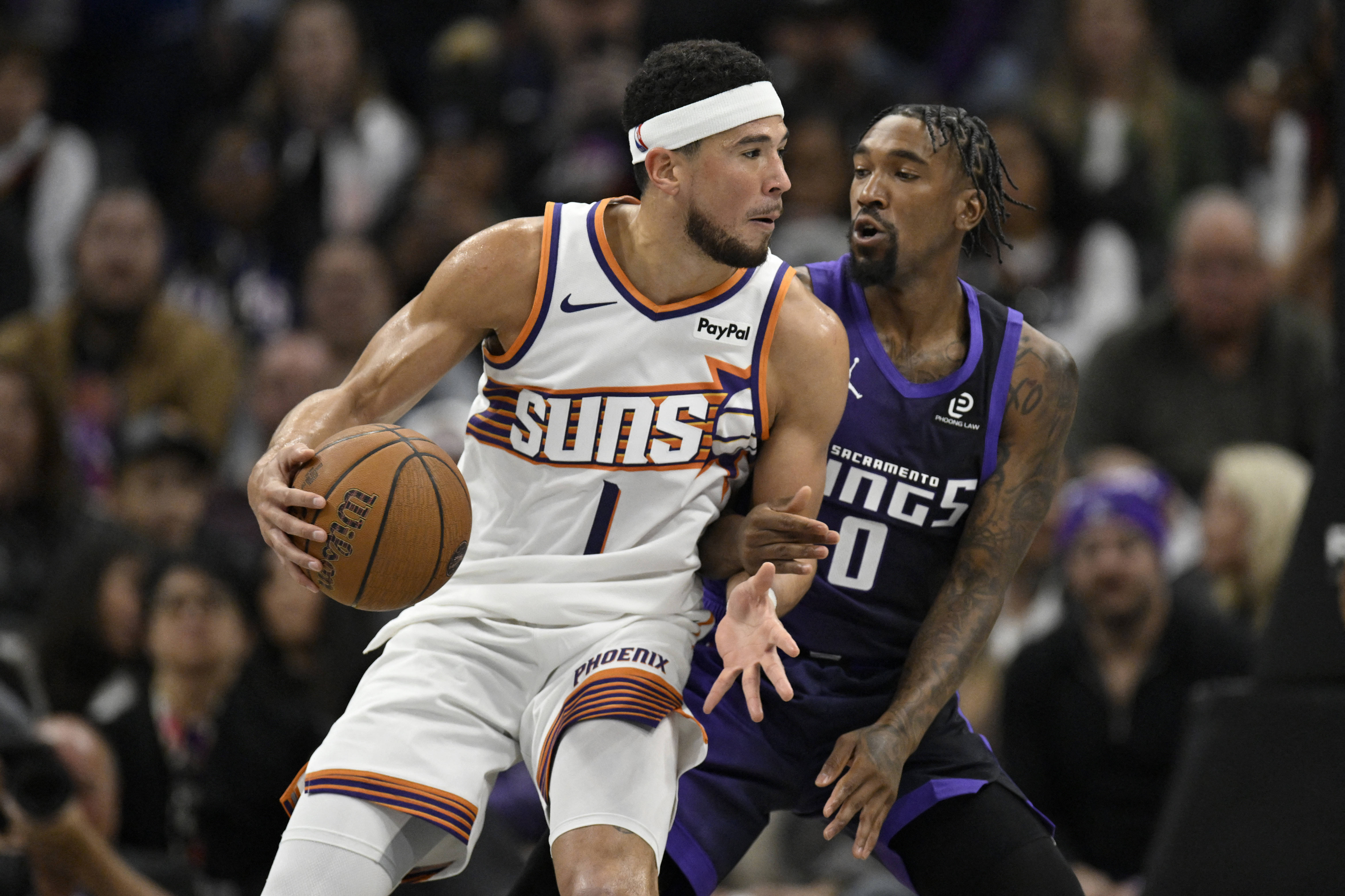 太陽得分王Devin Booker（平均25分，左）因鼠蹊傷缺席第二場。法新社