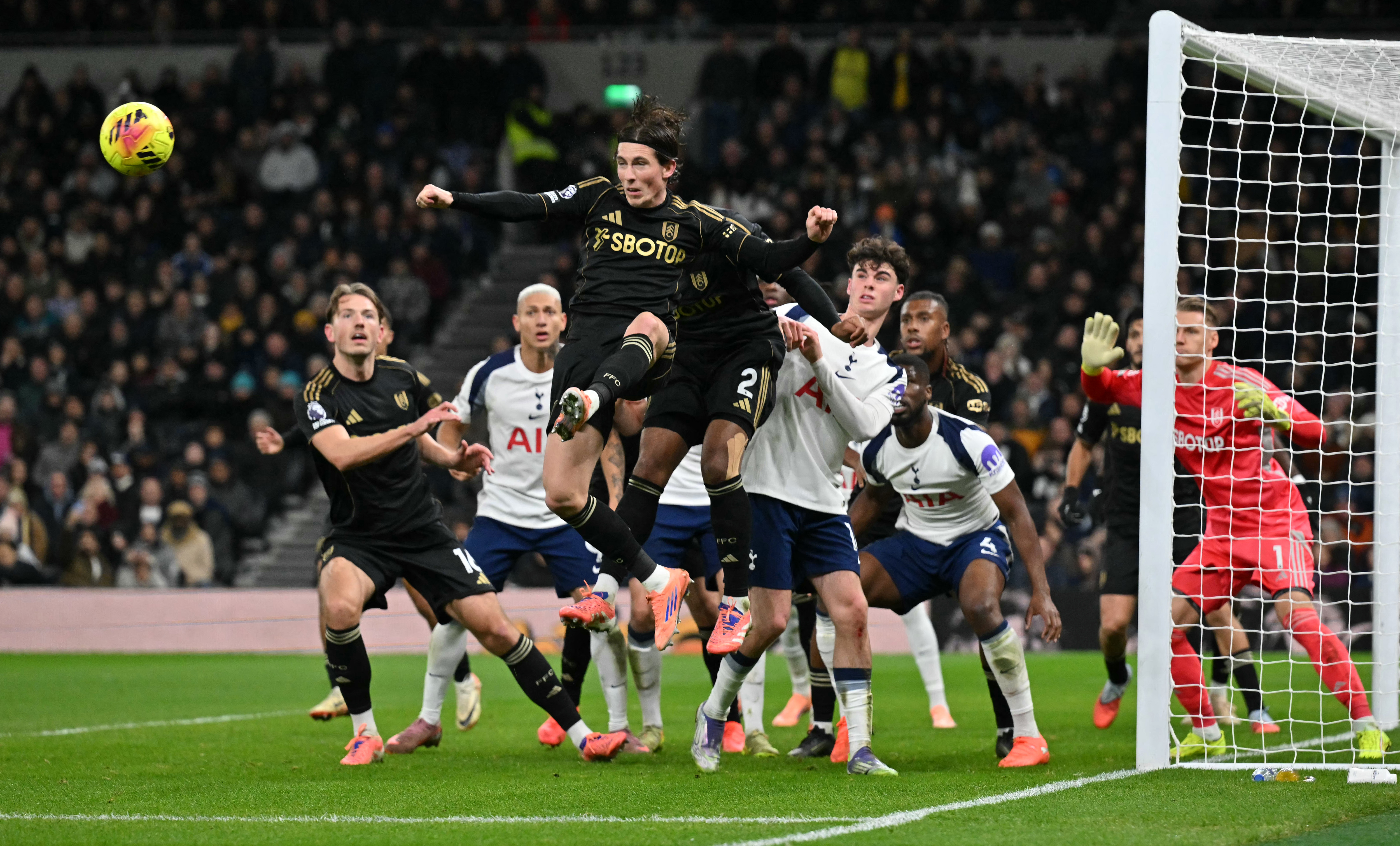 富勒姆主力中場哈里·威爾遜(中)上場貢獻一助兩助，助隊3-2險勝伯恩利。法新社