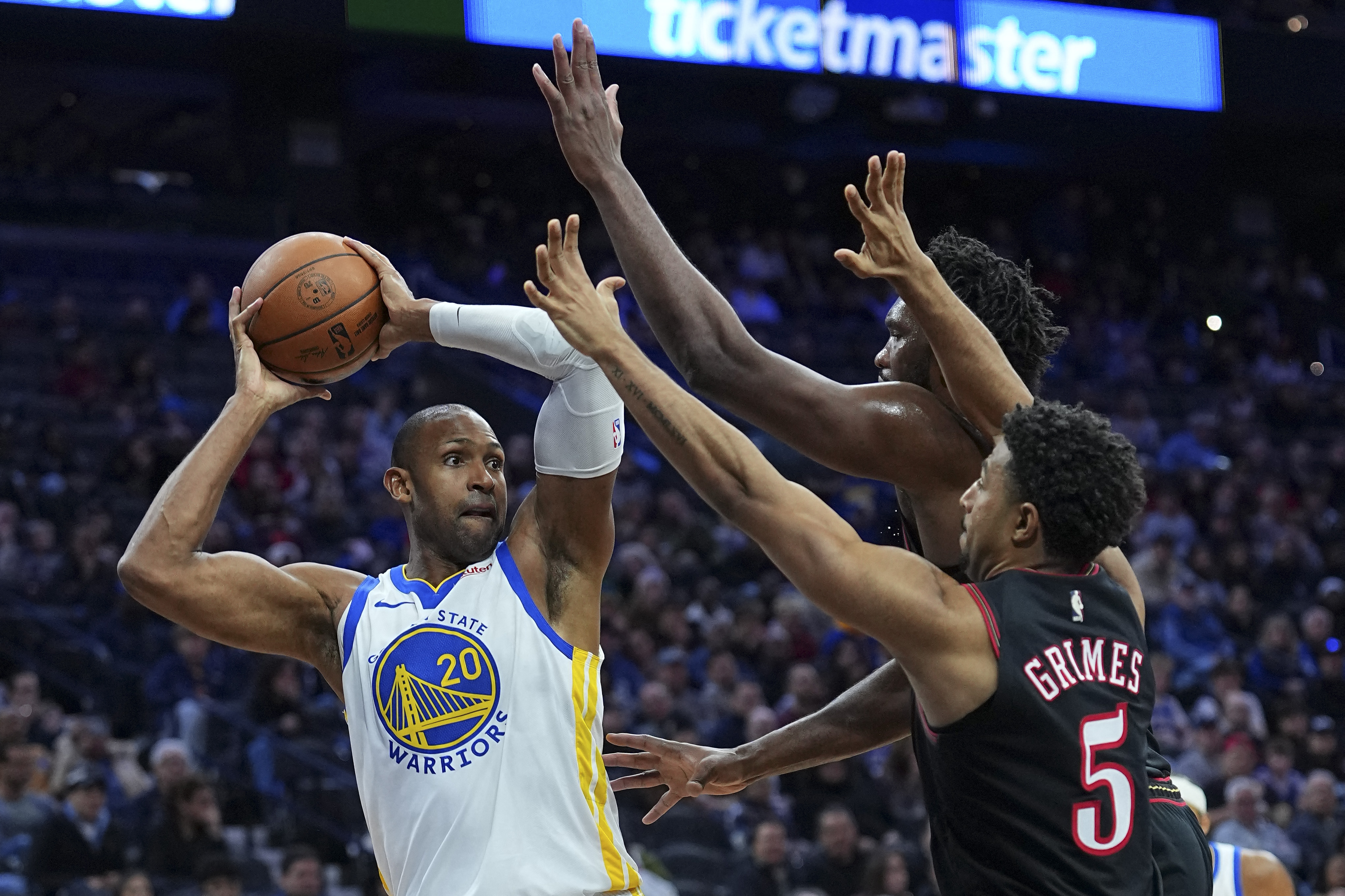 勇士今夏補強重點之一的39歲老將霍福德(Al Horford,左),卻在開季後表現退化。法新社