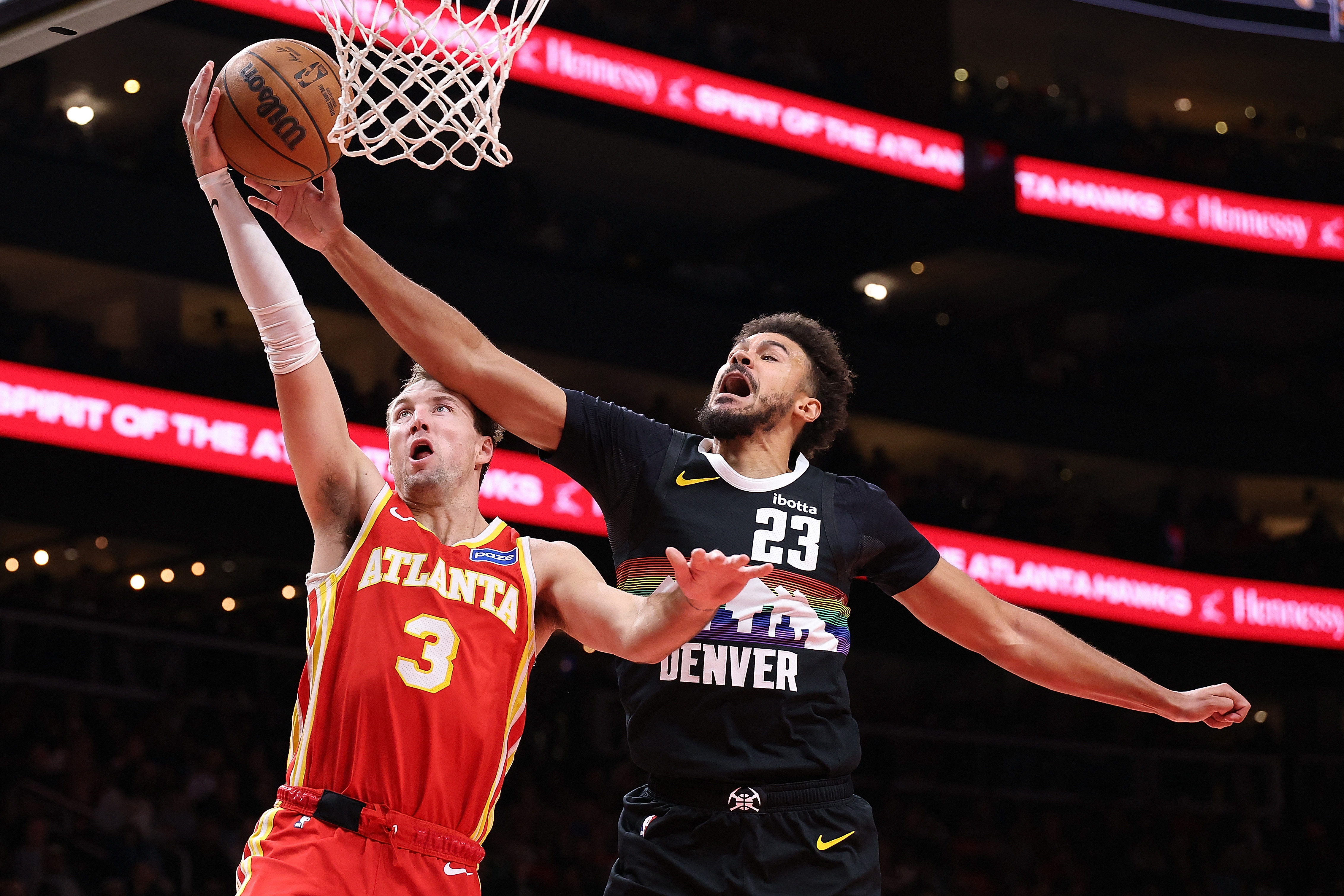 金塊當家前鋒強森（Cameron Johnson，右）右膝骨頭挫傷。法新社