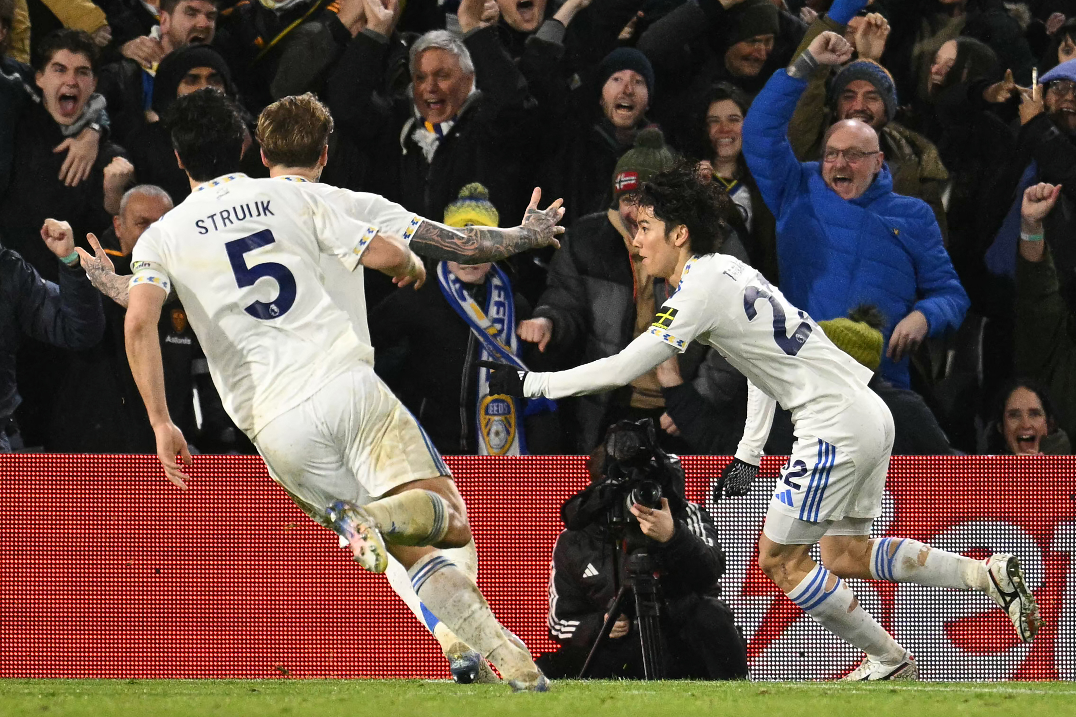 又是日本球星田中碧(右)進球助里茲聯逼和利物浦。法新社