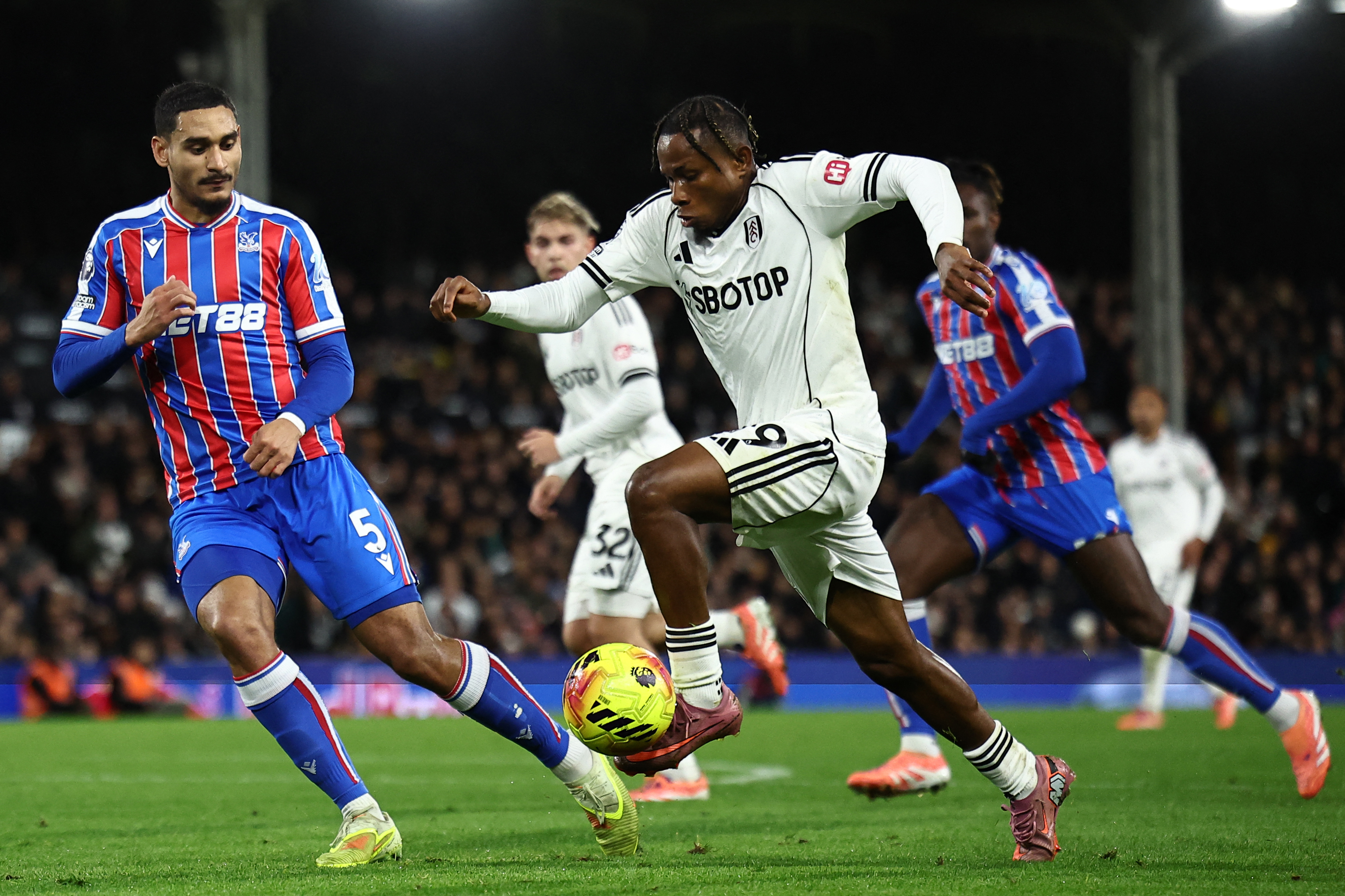 丘庫埃澤(右)助攻榜排第四，領先時贏球率83%，主場更達83%。法新社