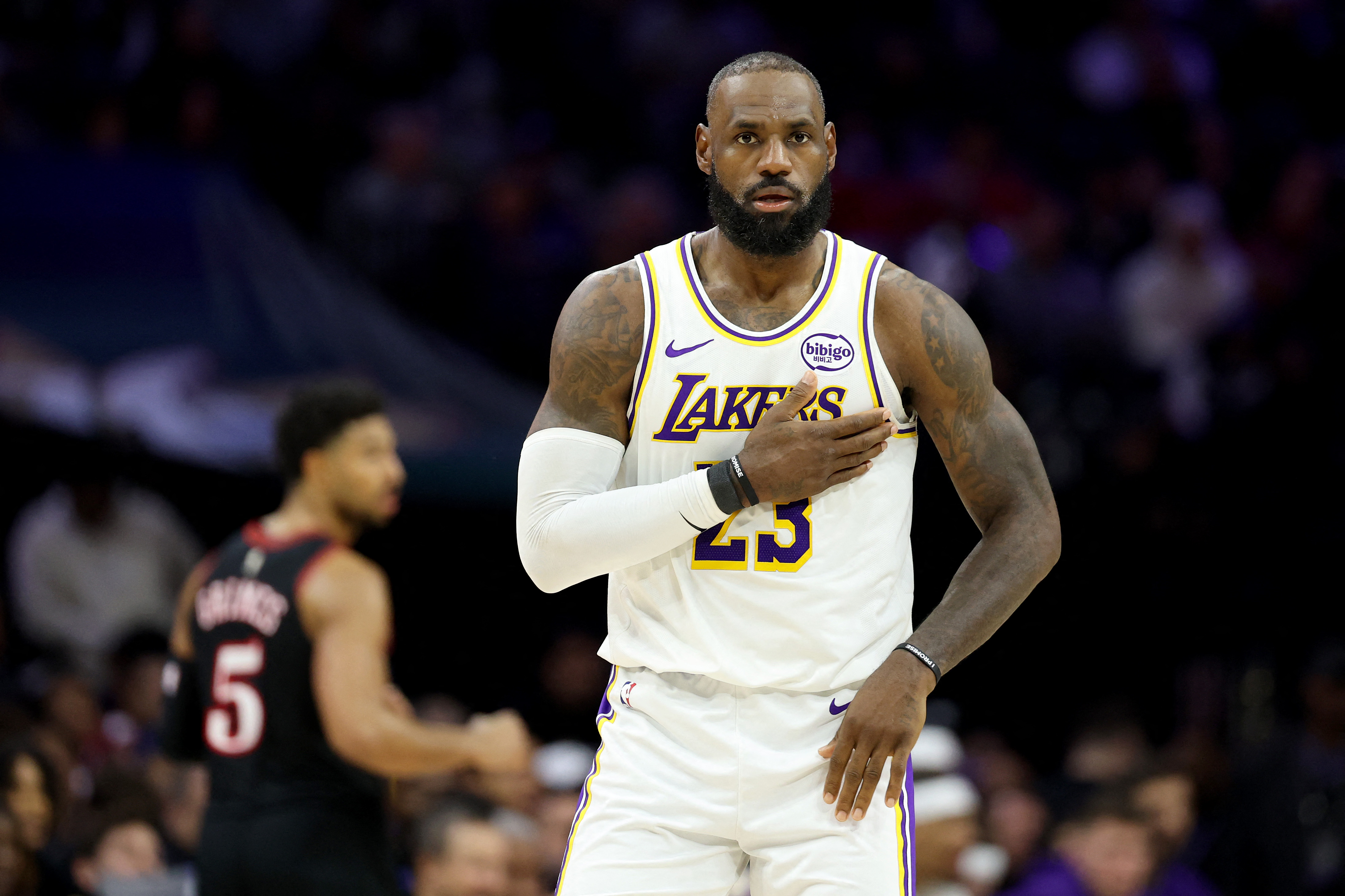 39歲的詹姆斯（LeBron James）於比賽末節獨攬關鍵5分。法新社