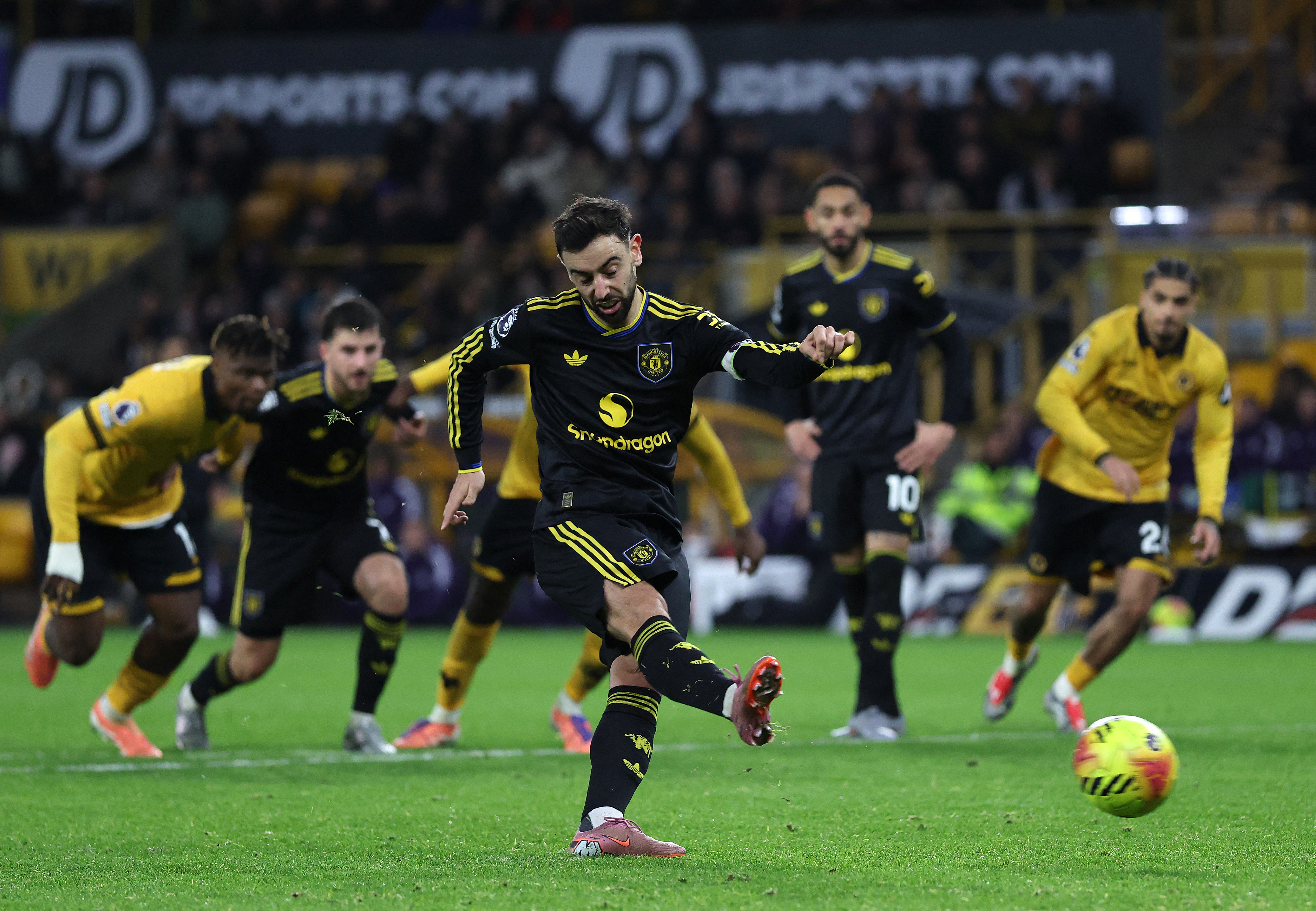 隊長B.費南德斯(Bruno Fernandes)梅開二度助曼聯拿下勝利。法新社