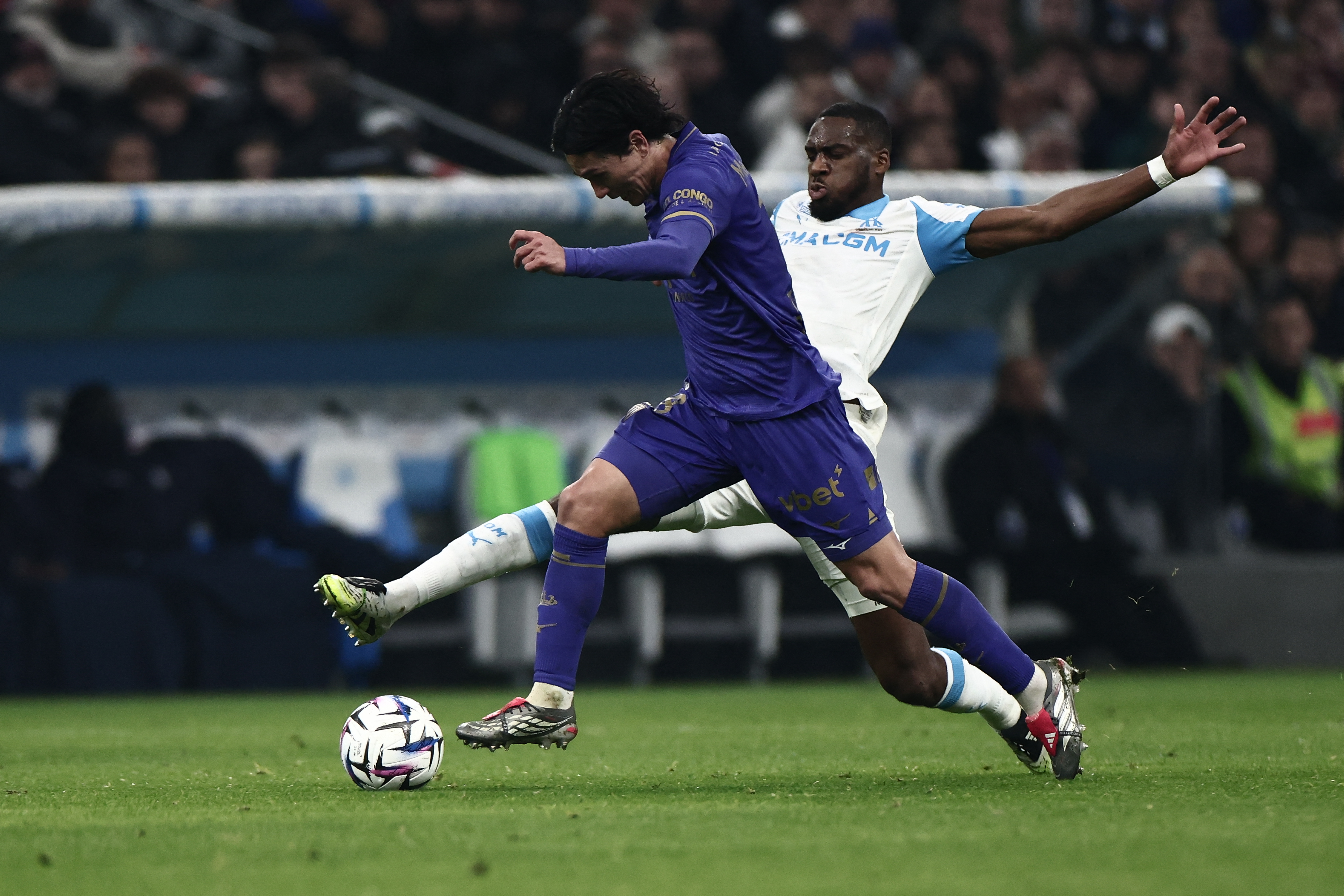 日本中場球員南野拓實（Takumi Minamino，前）受傷恐無緣明年世界盃。法新社