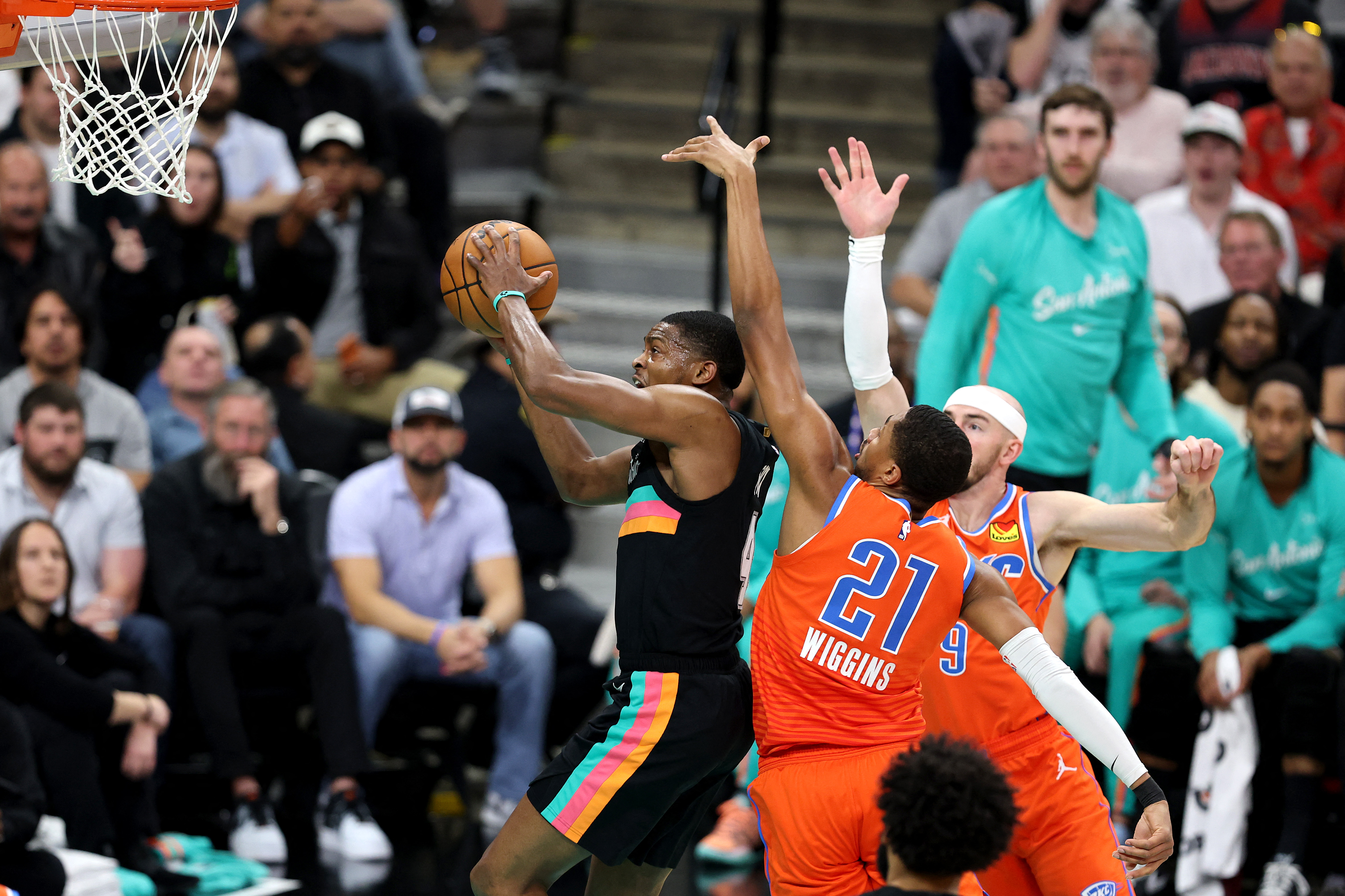 馬刺靠著福克斯（De'Aaron Fox，左）全場29分領軍下三度擊敗雷霆。法新社