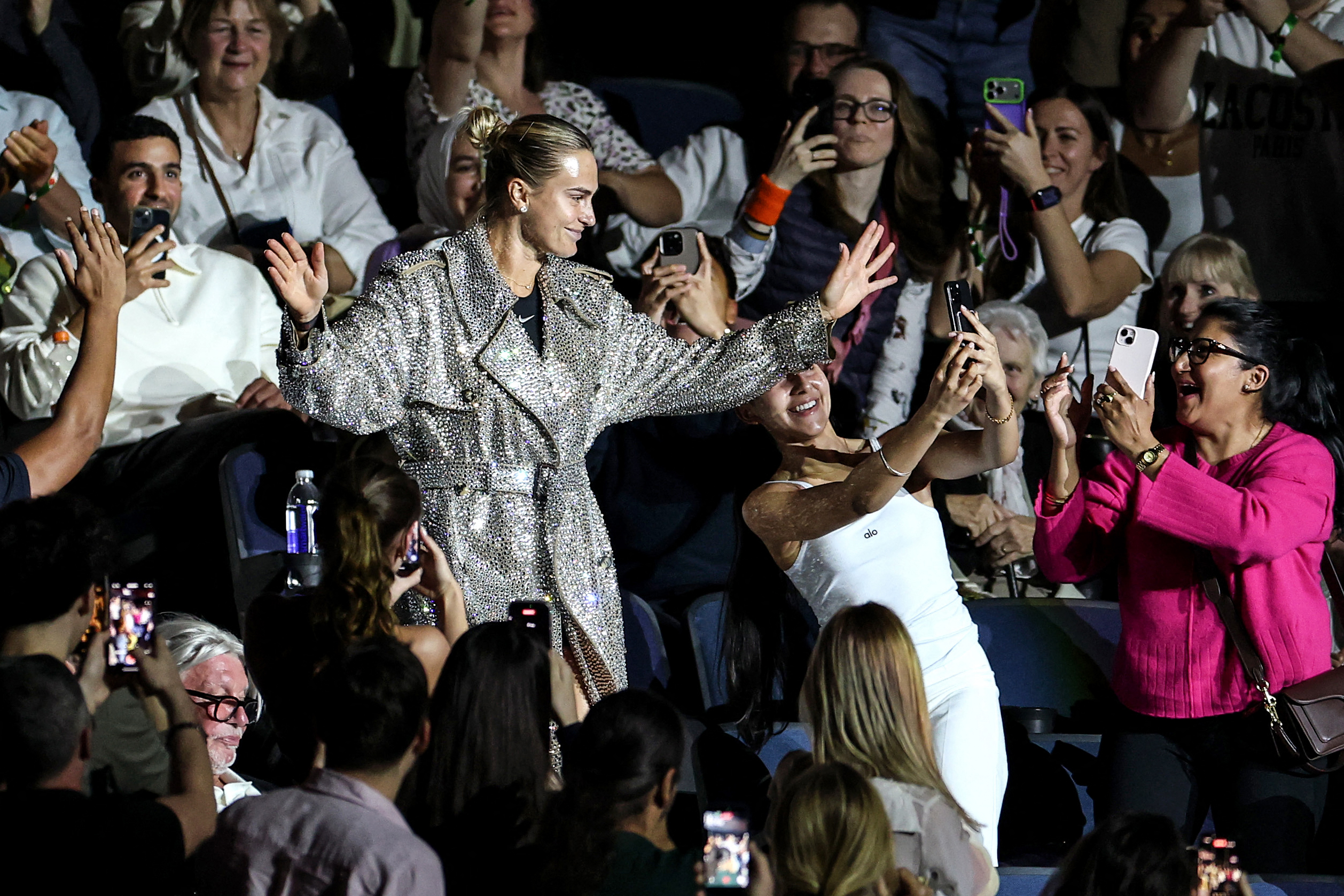 世界球后莎芭蓮卡穿著銀色外套酷炫出場。法新社