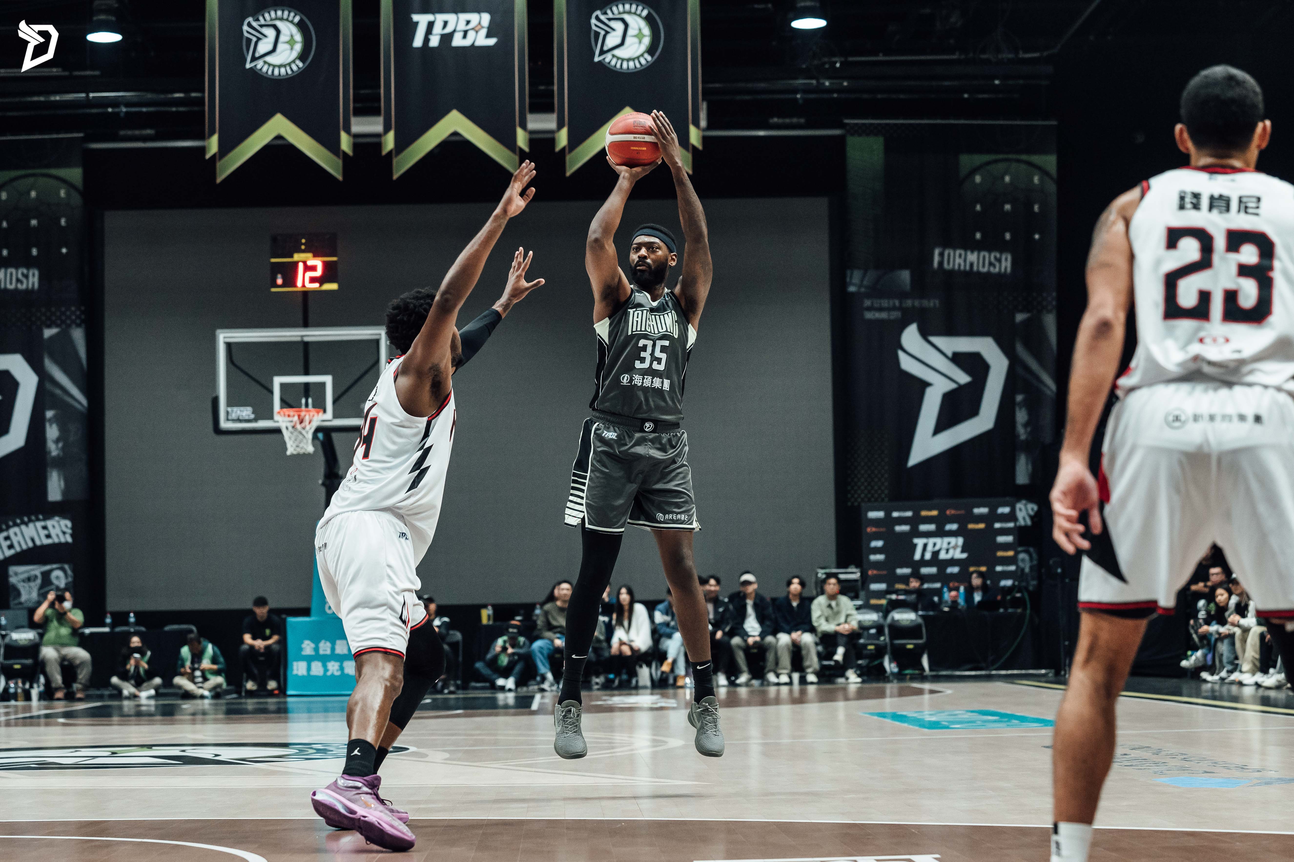 霍爾曼(Aric Holman) 繳出 22 分 20 籃板 7 助攻 4 抄截。官方提供