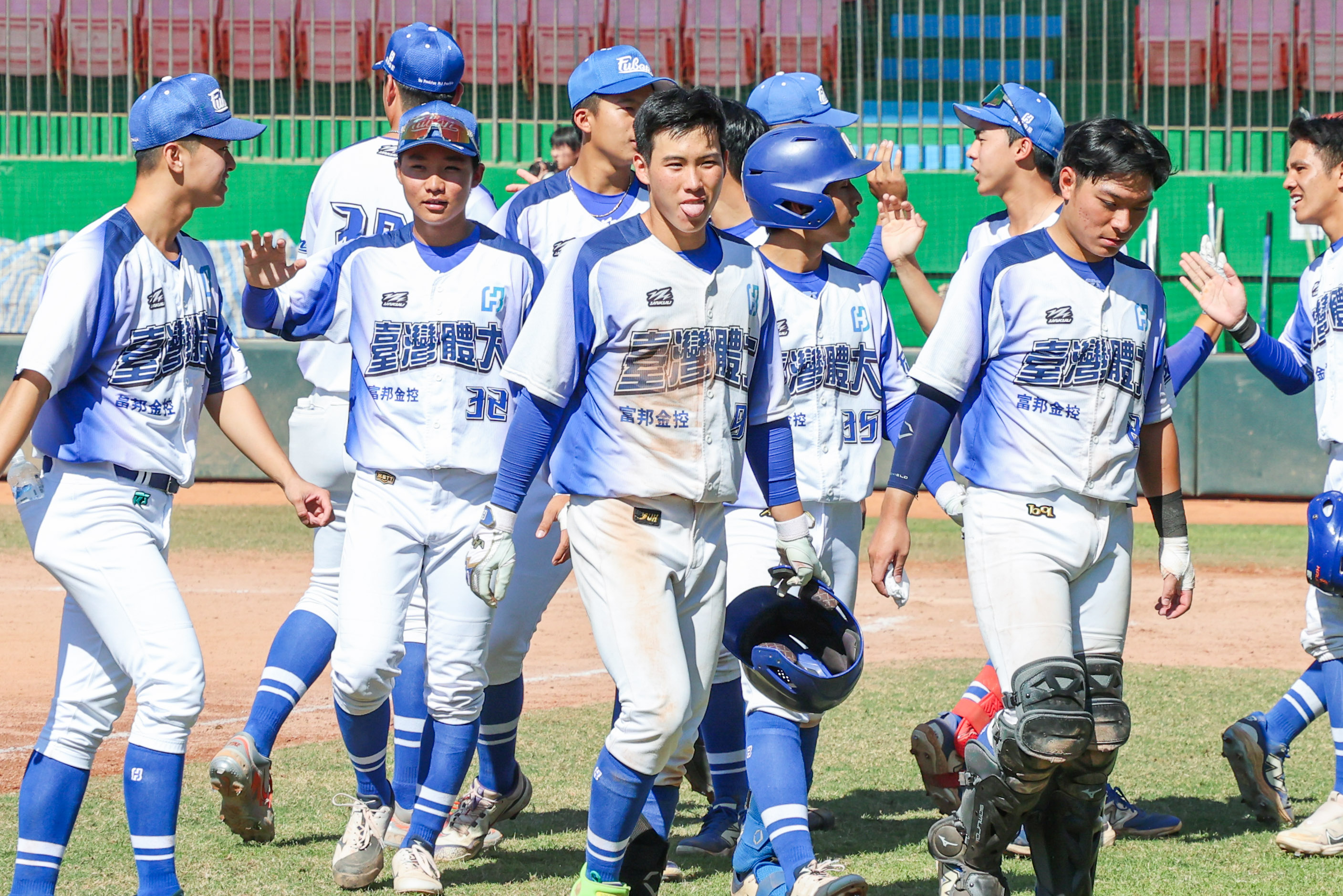 周翔立(中)開轟感謝隊友。大專體總提供