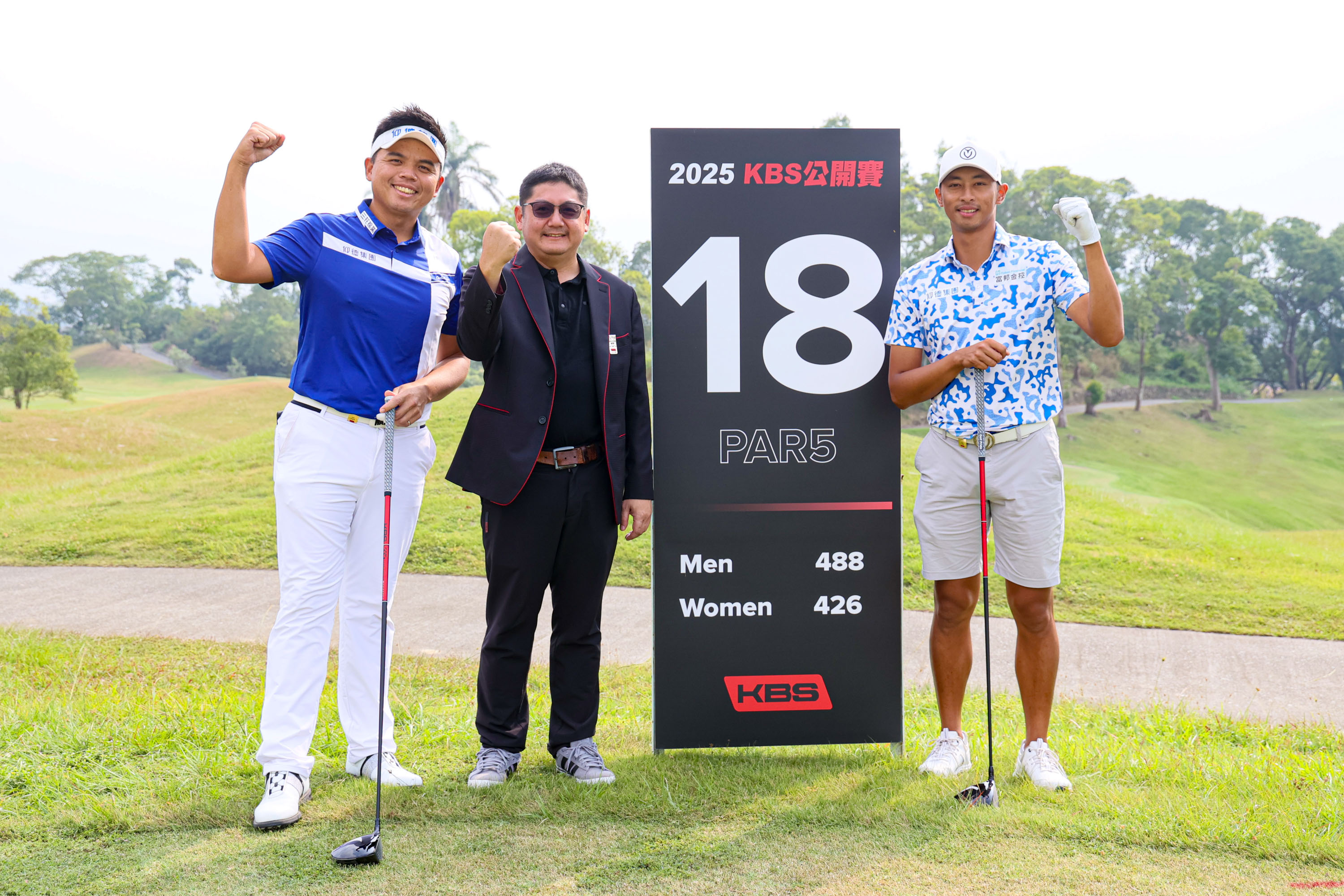 Kbs Taiwan董事長莊宇龍（左二）主持延長賽抽籤儀式和選手洪健堯（左一）和王偉軒（右一）合影。KBS公開賽提供